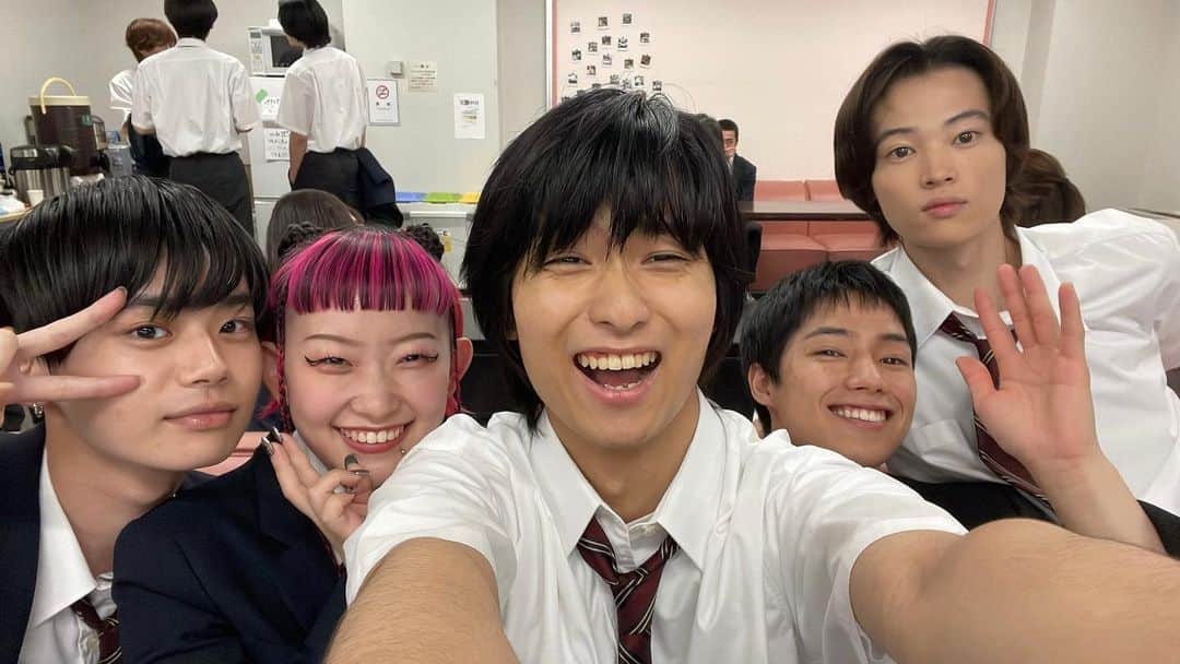 のインスタグラム：「8月27日　日曜日　晴れ こんにちは。奥平です。 今日は久しぶりにクラス全員で撮影でした。 全員と言っても鵜久森さんはいないんですけどね。 やっぱり1人いないだけでも寂しいです。 なんか今日というか昨日というか、変な時間に起きちゃって半端じゃなく寝れませんでした。 寝不足ではないけど、体内時計バグってるみたいな？ 撮影の日はできるだけ最高の健康状態で行きたいんですけど、睡眠系はもうどうしょうもできません。 でも僕のすごいとこだと思うのが、寝落ちとかそういう睡魔と戦う系は得意なんですよね。 実際、学生時代でもあんまり授業中に居眠りとかしないタイプでした。 なので、仕事中は基本眠くなりません。 それだけはとても便利な身体だと思います。  いやー今日書くことなさすぎですわ。 撮影してて、みんなに日記見てるよーって言われて、嬉しいですけど恥ずかしくて、ちょっと調子狂いました。 なのでなんか今日何があったのか、あやふやです。 僕チーズケーキが好きなんですけど、今日現場でチーズケーキの差し入れがあったので、7個くらい食べてしまいました。 美味しかったです。 みんなでチーズケーキを食べてゼリーを食べて、適当に喋ってました。 なんか放課後みたいな感じですね。 １日の内容が薄すぎて、ちょっとこれくらいしか書けません。 明日は頑張ります。 また明日！！！！！！  #奥平の日記 #僕すごい顔してない？」
