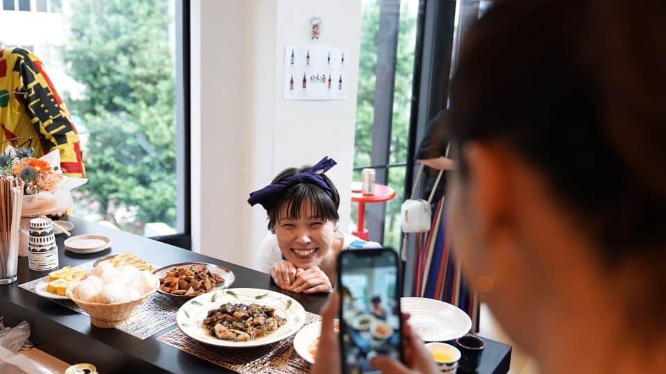 誠子さんのインスタグラム写真 - (誠子Instagram)「出張誠子食堂。 みんなが私のお料理を食べて楽しそうにお喋りしたり、写真をたくさん撮ってくれたり。幸せでした。　  「茄子苦手だったのにこの茄子の煮物おいしい」「オカンの料理思い出す」って言ってくれたの、忘れられない。  こんな素敵なイベントに呼んで頂いたHEADSのみなさん、雅也さん、ありがとうございました。  そして、私のお料理を美味しく食べてくれたみなさん、私にご飯をいっぱい作ってくれたお母さん。心からおおきに🤍  みんなまたおいでね☺️  #誠子食堂 📷 @island.masato」8月27日 22時39分 - seiko_1204