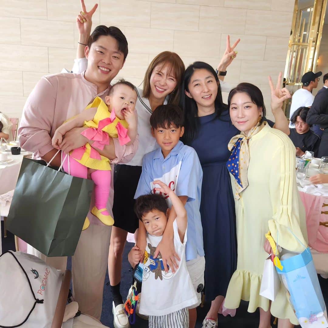 ユ・ハナのインスタグラム：「분명 돌잔치인데 한강공원이 떠들썩했던 한강 풀파티느낌으로 영희언니답게 신이나던  해서 첫번째 생일🎂 컨디션좋아지고 있는  고대나온 혜은언니@anchor8119 랑  춍춍=3  보고싶던 수홍오빠, 은경언니도 보고, @eunkyong__choi  테니스쌤도 만나고 @tennis_cmj  9월 패션위크준비로 바쁠 윤희언니도, @greedilous  사진못찍은 가연언니까지 @jessica_kimkayeon  넘 반가운 만남의시간이기도  했지요오 😄  그리고 👉👈 요즘 내 최애 유일하게 붙잡고 사진을 요청할 수 밖에 없던  스탠드업코미디 일등  @donghahahaha  @kim_younghee 언니, 오늘은 야식도 맘편히 묵고 푹자요..♡ 고생많았어요. 언니 1부드레스부터 시강이였어요🙈」