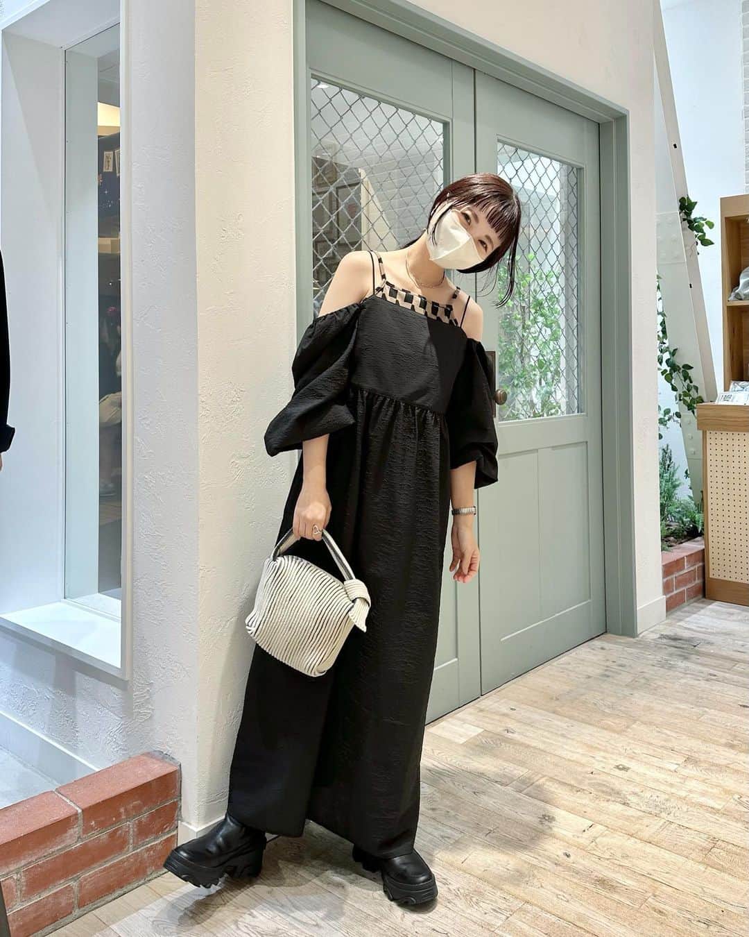miho uesugiのインスタグラム：「今日の私服です🔅 宣言通りワンピースを購入！ サラサラで涼しく着られるのに秋見えします…買って良かった☺️ 露出を抑えたい時は肩を上げて着られるのが嬉しい◎ さっそく大人気です！！！  ㅤㅤㅤㅤㅤㅤㅤㅤㅤㅤㅤㅤㅤそして、ストーリーズの質問にたくさんのコメントをありがとうございます🥹✨  ㅤㅤㅤㅤㅤㅤㅤㅤㅤㅤㅤㅤㅤ  #Kastane#Kastane舞浜#Kastane_ootd#骨格ウェーブ#イエベ春#コーディネート#今日のコーデ#コーデ#大人カジュアル#カジュアル#ロングヘア#オン眉#ぱっつん前髪#30代ファッション#30代コーデ#カスタネ#低身長#低身長コーデ#秋#秋コーデ#ブーツ#ワンピース#私服#モノトーン#モノトーンコーデ」