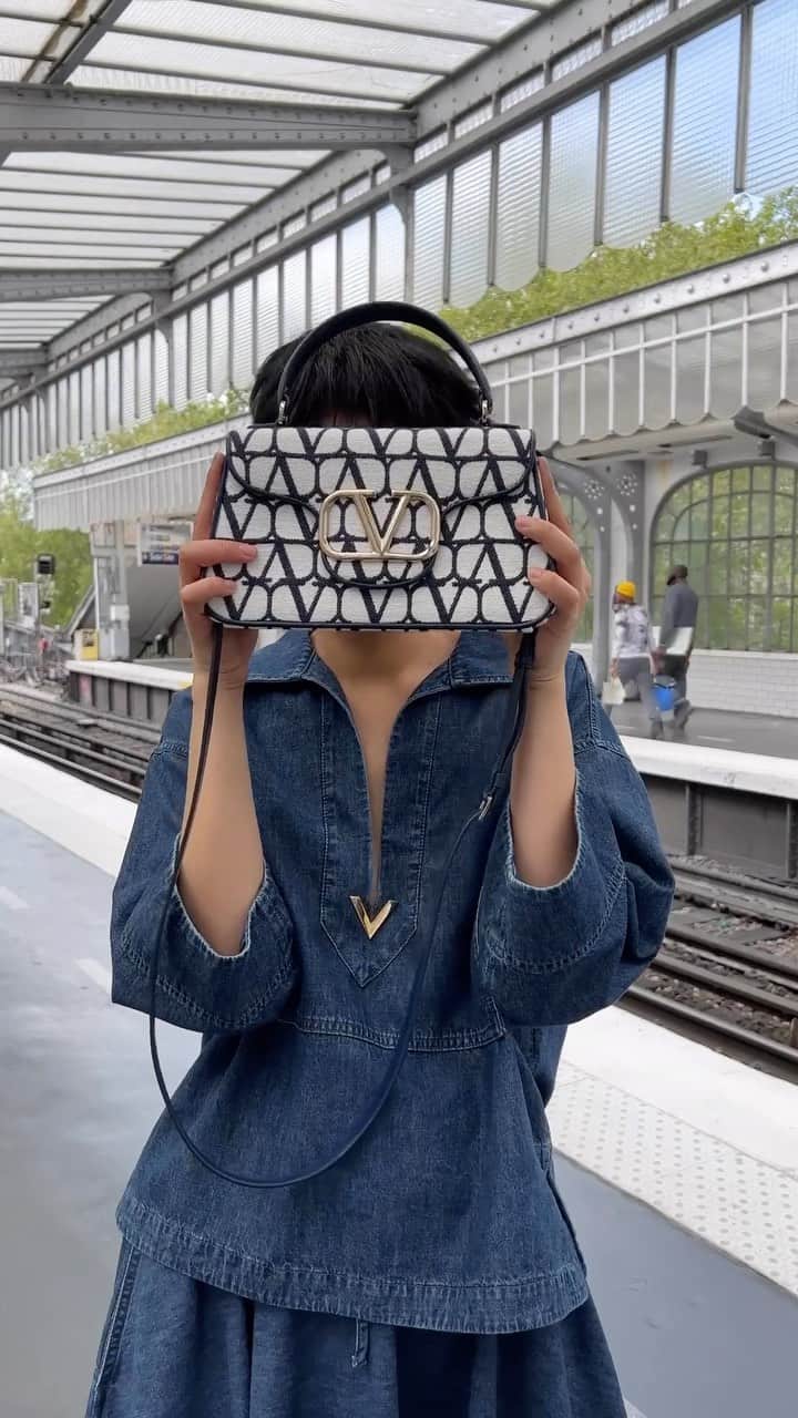 MATCHESFASHION.COMのインスタグラム：「Peek-a-boo 👀 Make room on your wishlist for just-landed accessories from #ValentinoGaravani.」