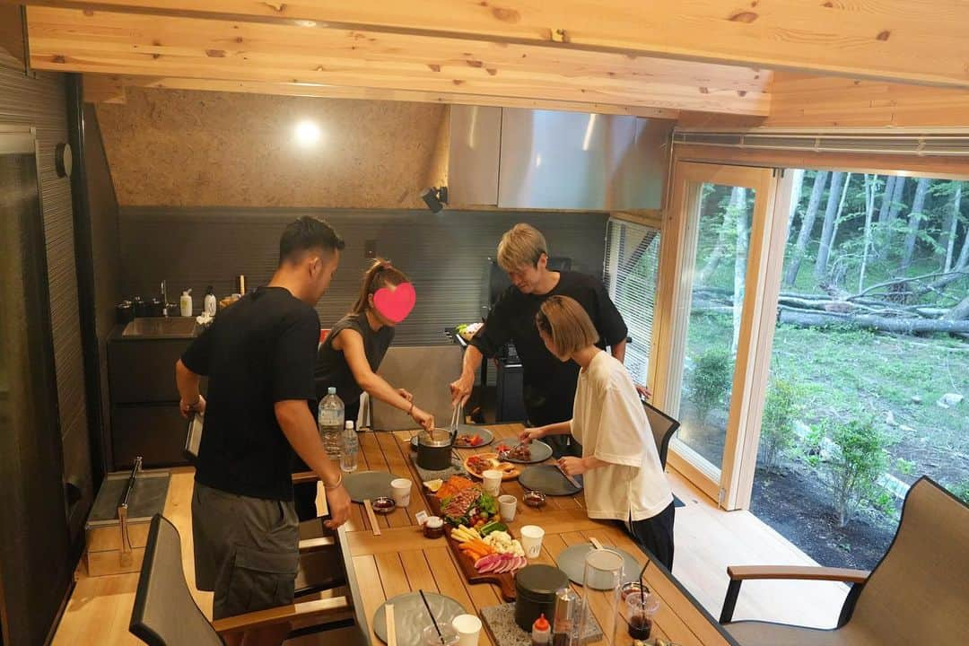 三輪麻未さんのインスタグラム写真 - (三輪麻未Instagram)「夏休みのおもいで🍉  吉田さんちとグランピング🔥終始笑いっぱなしだったサファリパーク🦁🐯  #子供たちが寝た後、大人チームでのおしゃべり時間はいつもあっという間♡ #毎年恒例  #ありがとう♡」8月28日 9時33分 - asami_miwa