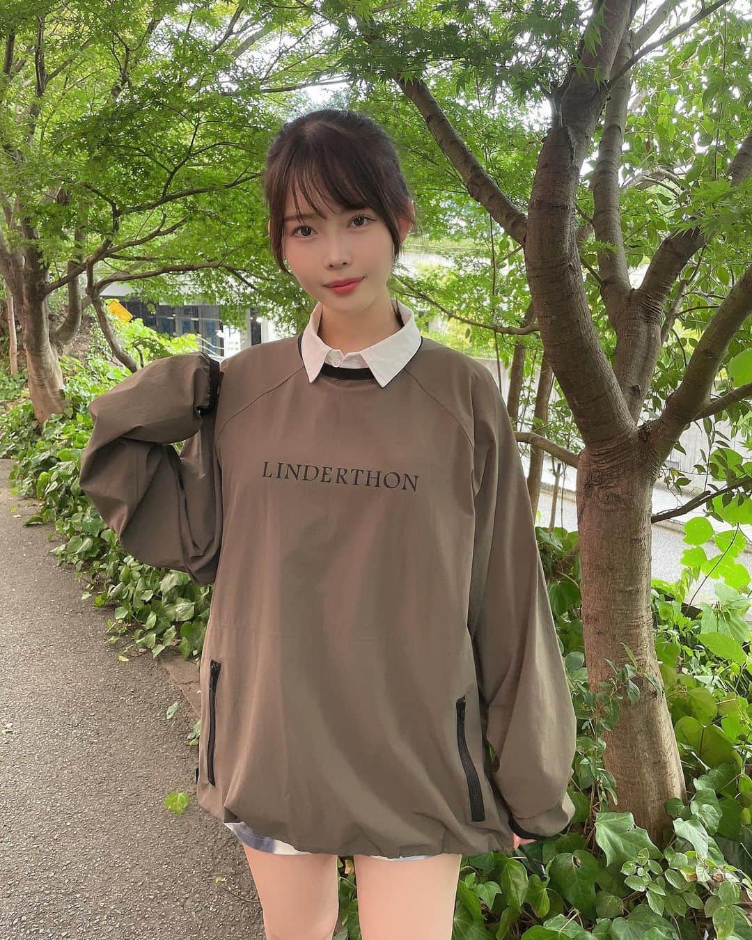 のインスタグラム：「ポロシャツの上からシャカシャカ生地のトップス着て重ね着可愛い💕 メンズのだからか大きくてスカートも隠れちゃった😂  #linderthon #linderthongolf  @linderthon_official」