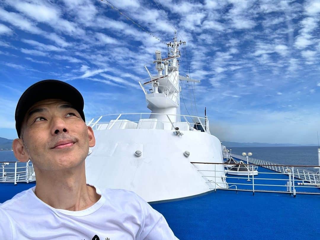 木山裕策さんのインスタグラム写真 - (木山裕策Instagram)「おはようございます☀  昨日から飛鳥IIに乗船しております😁。今日も良い天気ですね☀️。心地よい海風に吹かれながら、船首にてのんびりしております〜。  今夜、船内にてコンサートを行いますよ〜🎶」8月28日 9時38分 - kiyamayusaku