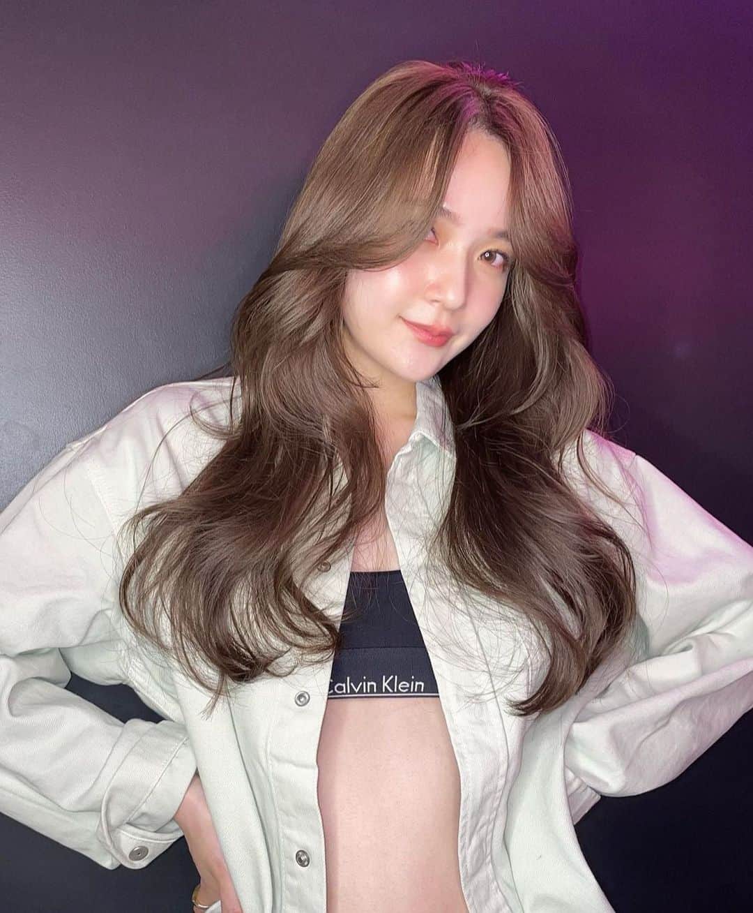 原涼香のインスタグラム：「大人気greige🩶赤味を柔らかく消して透明感up♡ ㅤㅤㅤㅤㅤㅤㅤㅤㅤㅤㅤㅤㅤ カラーのみで明るめを続けると 透明感がよりでます✨ 一回で明るめ希望の方はWケアカラーがオススメです✔︎🤍 ㅤㅤㅤㅤㅤㅤㅤㅤㅤㅤㅤㅤㅤ 🎀韓国HAIR STYLE menu... ㅤㅤㅤㅤㅤㅤㅤㅤㅤㅤㅤㅤㅤ ☑︎カット ワンカールだけでも可愛いこだわりレイヤーカット🖤  ☑︎プレミアムケアカラー(or Wケアカラー) 透明感バツグンのグレージュカラー🩶 ㅤㅤㅤㅤㅤㅤㅤㅤㅤㅤㅤㅤㅤ ☑︎バイカルテトリートメント 韓国人みたいなツヤ髪はバイカルテトリートメントで叶います🖤  ㅤㅤㅤㅤㅤㅤㅤㅤㅤㅤㅤㅤㅤ ご予約はリンクから🫶🏻🔗  #SHIMA#韓国ヘア#韓国スタイル#レイヤーカット#ダークトーン#初カラー#暗髪#ベージュカラー#ラベンダーカラー#グレージュ#オリーブカラー#透明感カラー#銀座美容院#銀座美容室#美容師#시스루뱅#레이어드컷#koreanhair#샤기컷」