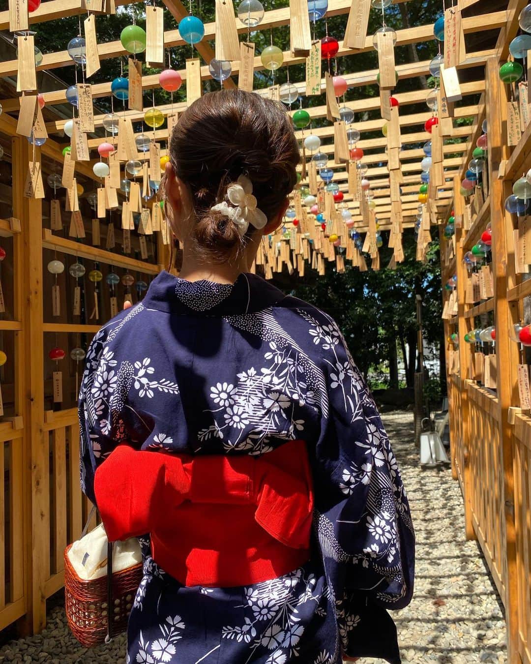 藤田りえのインスタグラム：「川越氷川神社に行ってきたよ。 ⁡@kawagoe_hikawa   風鈴の音色を聴きたかったのだけれど 無風！ 天気はいいけど、圧倒的に無風、笑！！ 私、風女なはずやのにおかしいなw 素敵な音色をお届けできなくてごめんやで。 ⁡ 縁結び風鈴は9月3日まで設置されているので、是非観に&聴きに行ってみてーー！！ ⁡ pic8 風鈴の形をしたペットボトルのお水も可愛かった♡ ⁡(お写真は公式Instagramから拝借しました) ⁡ +:-:+:-:+:-:+:-:+:-:+:-:+:-:+:-:+ threads、インスタとは違ったことをつぶやいています プロフィールトップの@マークをタップしてみてね。 ⁡ ⁡ #川越 #川越氷川神社 #川越氷川神社縁結び風鈴」
