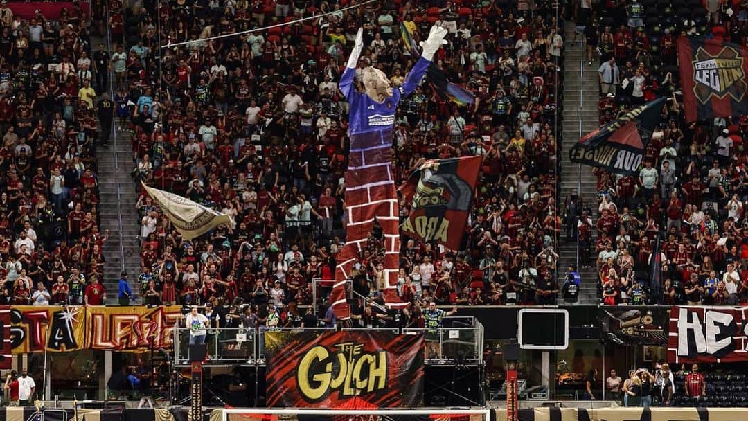 ブラッド・グザンさんのインスタグラム写真 - (ブラッド・グザンInstagram)「Was a fun one last night @mercedesbenzstadium thank you 17’s for all your support! We go again Wednesday! 🔴⚫️ 💪」8月28日 8時38分 - bguzan