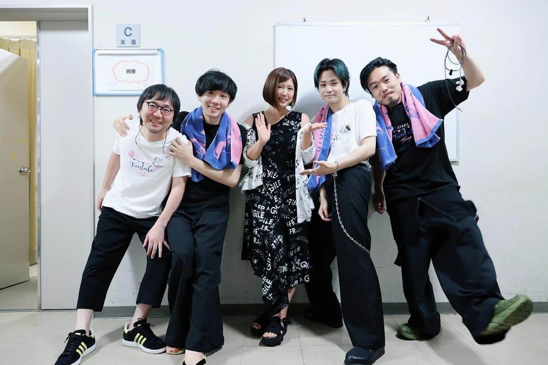 絢香のインスタグラム：「Funtale Tour 16本目は仙台でした🎤  最高の盛り上がりに 私もバンドも熱くなりました🔥 ありがとうねーーー！😊  仙台はベース @sotabass  そうたくんありがとう✨  今週末は岡山、広島！ 待っててね✌🏻  @kei_kawano  @shuta_nishida  @shun_ishiwaka   #Funtale #tour」