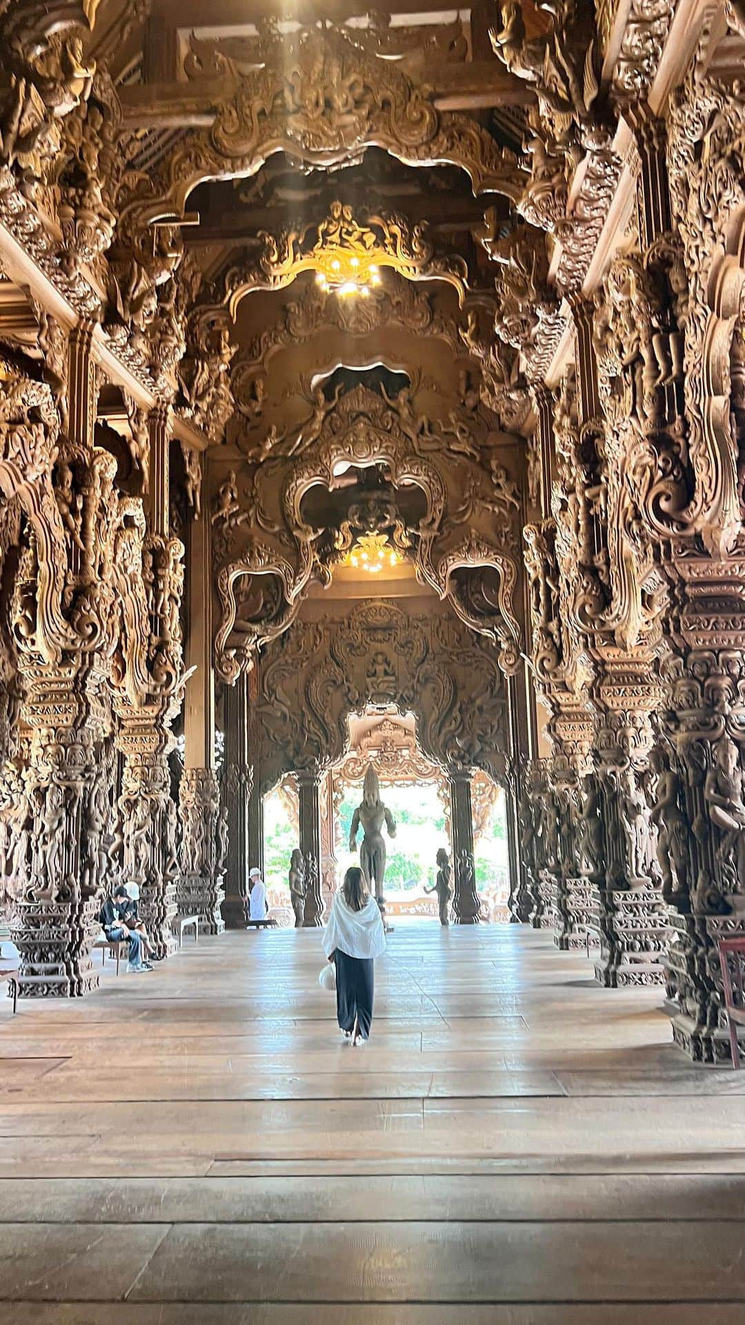 坂田陽子のインスタグラム：「パタヤにある Sanctuary of Truth #sanctuaryoftruth  1981年より未だ建設が完成せず、現在進行形で進められている建築物の為、 アジアのサグラダファミリアと呼ばれているそう。  釘を使わずに木材のみで作られた、世界最大で最も美しい建築物とその見事なまでの荘厳な装飾。 しばし、宗教、信仰、善と悪。死生観など哲学的なストーリーに芸術作品を通して触れる。 ・ （建築中の為ヘルメット着用での見学ですが撮影の時のみ外させてもらいました） 「真実の聖域」で 心の平穏と共にお腹もだいぶ落ち着いてきた。。笑 ・ #サンクチュアリオブトゥルース #真実の聖域 #アジアのサグラダファミリア #いつ完成するの　と @tomoonly0811 が訊ねたら #forever  と答えが返ってきたそうだ #世界最大木造建築」