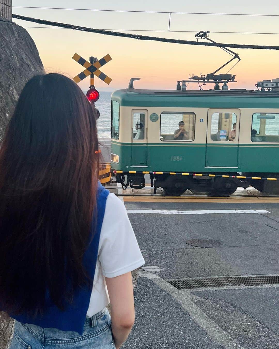 藍井柚來さんのインスタグラム写真 - (藍井柚來Instagram)「#鎌倉高校前駅   #鎌倉高校前   #鎌倉高校前踏切   #スラムダンク  #スラムダンクの聖地   #江ノ電   #踏切  #電車  #slamdunk   #enoden   #train   #railroadcrossing   #kamakura   #kamakurakoukoumae」8月28日 8時41分 - yurai.14