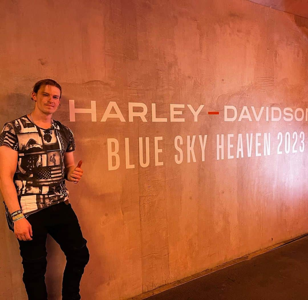 村雨辰剛のインスタグラム：「Harley-Davidson Blue Sky Heaven 2023  今年も最高に楽しいイベントでした。途中は雨が降ったり、雷もなってたけど最終的には綺麗な青空の下で仲間と過ごせました。2023年の夏を締めくくる最高の思い出をありがとう！  #blueskyheaven2023  #harleydavidson」