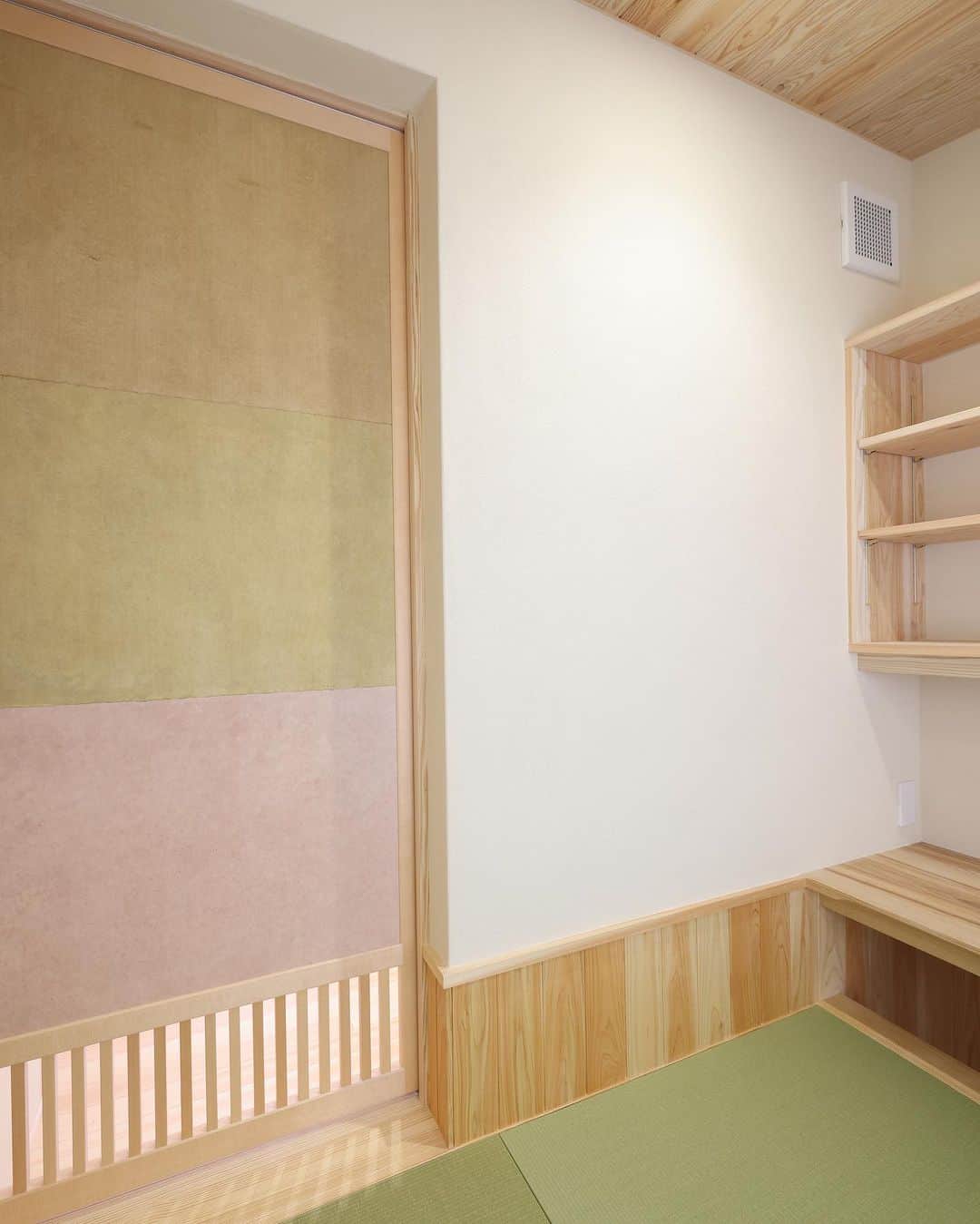 安成工務店さんのインスタグラム写真 - (安成工務店Instagram)「キッチン横に設けた小上がりの家事室。お料理がひと段落したら、この籠り空間でゆっくり読書タイム…。足が下ろせる掘り炬燵式なのもポイントです。  more photos…@yasunari_komuten  ...............  💡暮らしの中の“ちょっといいな”を集めました @yasunari_life  💡安成工務店がご提案する家具ショップ @ecoshop_com  ...............  #安成工務店 #yasunari #工務店 #注文住宅 #住宅 #木の家 #木造 #一戸建て #新築 #マイホーム #省エネ住宅 #エネルギー自給 #自然素材 #OMソーラー #家 #無垢材 #山口県 #福岡県 #季節を楽しむ #津江杉 #珪藻土 #輪掛乾燥材 #家造り #和モダン #カッコイイ家 #家づくり記録 #小上がり和室」8月28日 8時55分 - yasunari_komuten