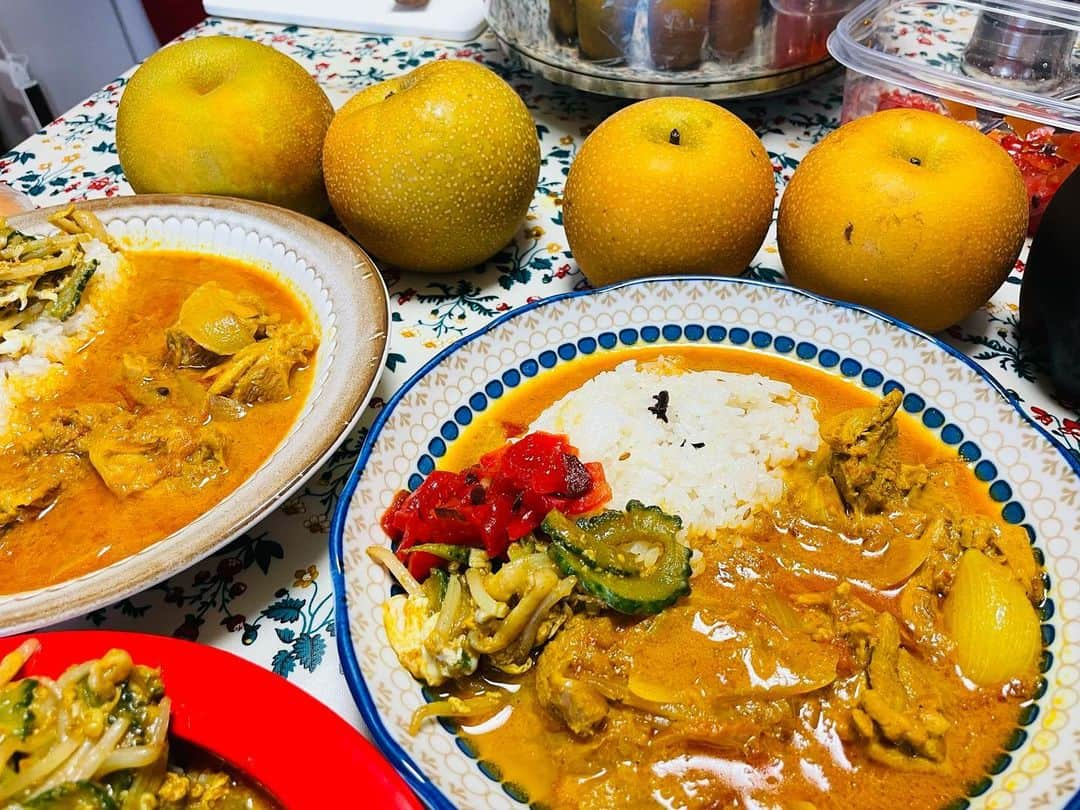 一条もんこさんのインスタグラム写真 - (一条もんこInstagram)「週末もレッスンフルタイムでした〜！ カレー食べながらみんなで語り合う時間が何より楽しい❣️ #料理教室#SpiceLife#渋谷#カレー教室#チキンカレー#プレミアムチキンカレー#鶏皮とゴーヤのカレー炒め#レモンの香りご飯#スパイスカレー#創作料理#カレー#curry#スパイス#スパイス料理#おうちごはん#カレー教室#現在満席です#差し入れありがとうございます#祭りです#もんこスタイル#シナモン絶望#一条もんこ」8月28日 8時55分 - monko1215