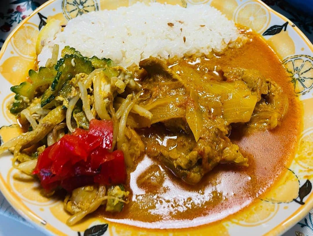 一条もんこさんのインスタグラム写真 - (一条もんこInstagram)「週末もレッスンフルタイムでした〜！ カレー食べながらみんなで語り合う時間が何より楽しい❣️ #料理教室#SpiceLife#渋谷#カレー教室#チキンカレー#プレミアムチキンカレー#鶏皮とゴーヤのカレー炒め#レモンの香りご飯#スパイスカレー#創作料理#カレー#curry#スパイス#スパイス料理#おうちごはん#カレー教室#現在満席です#差し入れありがとうございます#祭りです#もんこスタイル#シナモン絶望#一条もんこ」8月28日 8時55分 - monko1215