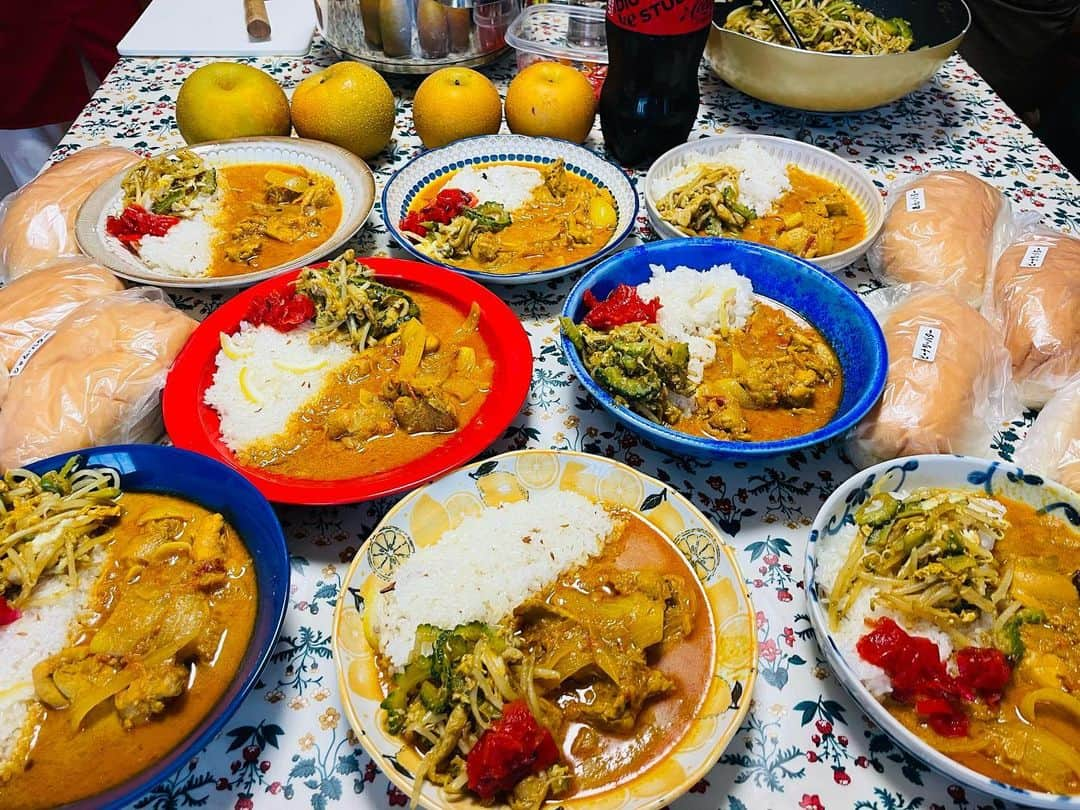 一条もんこさんのインスタグラム写真 - (一条もんこInstagram)「週末もレッスンフルタイムでした〜！ カレー食べながらみんなで語り合う時間が何より楽しい❣️ #料理教室#SpiceLife#渋谷#カレー教室#チキンカレー#プレミアムチキンカレー#鶏皮とゴーヤのカレー炒め#レモンの香りご飯#スパイスカレー#創作料理#カレー#curry#スパイス#スパイス料理#おうちごはん#カレー教室#現在満席です#差し入れありがとうございます#祭りです#もんこスタイル#シナモン絶望#一条もんこ」8月28日 8時55分 - monko1215