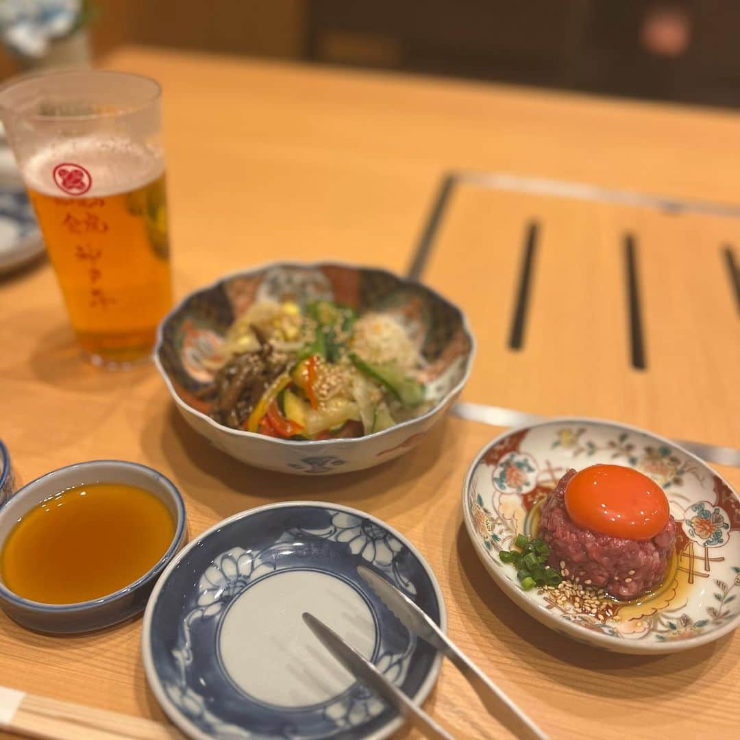 ARAKAWAMEIのインスタグラム：「. この前1人焼き肉してきた🥩🍻 . 「厳選した本物の神戸牛の雌牛だけ」を神戸で競り落してるらしく そんなん美味しいに決まってますやん  あとここの自家製杏仁豆腐、 日本一美味しいと思う。  【コース内容】 ＊自家製ナムル 6 種盛り合わせ ＊神戸牛 極上ユッケ  ＊神戸牛 特選部位  ～塩もん～ ＊上 塩タン ＊神戸牛 カルビ ＊神戸牛 ロース  ＊神戸牛出汁 蘭王卵のたまごスープ ＊自家製キムチ 5 種盛り合わせ  ～タレもん～ ＊上 ハラミ ＊神戸牛 カルビ ＊神戸牛 ロース  ＊神戸牛出汁 冷麵 ＊自家製杏仁豆腐  PR @kanetora_kobebeef #高田馬場グルメ #新宿焼肉 #新宿ディナー #新宿デート #飯田橋焼肉 #神戸焼肉金虎 #高田馬場焼肉」