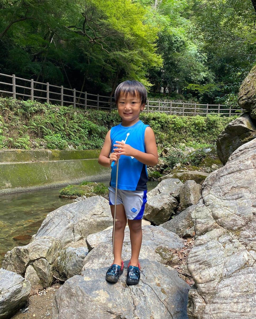 輝良まさとのインスタグラム：「・ 8月ラストの週末😭  箕面の滝道で川遊びして、夕方から地元のお祭りへ‼️ 保育園の役員としてこのお祭りには関わっていたので（すったもんだ色々ありまして今年は我が保育園は何もしませんでした😅）、無事に開催できたこと&たくさんの人が笑顔で楽しんでいたのを見れて良かったです👍  昨日は市民プールもラストだったので行ったのに、まさかのプール側のトラブルで中プールが入れず、幼児プールだけでしか遊べなかったので真那人的には物足りなかったよう😅💦 また9月にもどっかのプール行けたらいいね😊  主人が金曜日の晩から神奈川の実家に帰省していたので、昨日の夜帰ってきました☝️ 大ママとじぃじからプレゼントをもらって（鬼滅の刃の胡蝶しのぶの剣🗡️やお菓子など）大喜びの真那人でした❤️  ちょっと咳と鼻水が出てるけど… 悪化しないように今日帰りに小児科に連れて行こうと思います💦  あぁー、大好きな夏がもうすぐ終わっちゃうなー…😭この時期はいつも悲しい…笑  #箕面の滝#川遊び#地元#夏祭り#市民プール#ラスト#鬼滅の刃#胡蝶しのぶ#日輪刀#良かったね#レインボーベビー#レインボーベビー真那人#令和元年ベビー#6月生まれ#6月11日#4歳2ヶ月#幼児#やんちゃ#活発#元気いっぱい#可愛い#愛おしい」