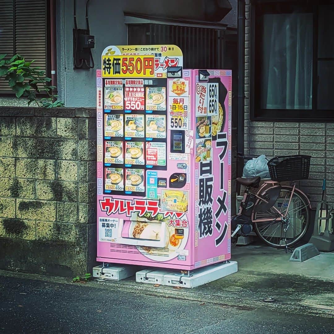 島田佳奈のインスタグラム：「いまバスから目撃した自販機が、めっちゃ気になる件。ウルトラ……。  #ウルトララーメン #まさか調理して出てくるワケではないよな」