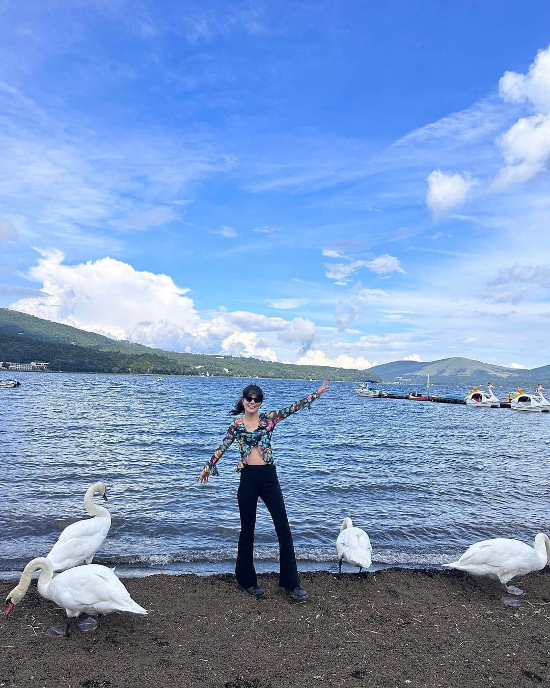 長澤メイさんのインスタグラム写真 - (長澤メイInstagram)「白鳥🦢をこんなに近くで 見たの初めてすぎて ちょーーかわいかった🫨🫶💕  山中湖の空が広すぎて ワックワクした🦢✨✨✨  楽しかった〜ああ🫨✨✨✨ 山中湖好きぽい！ 雲が☁️おもしろいくらい おっきかったなあぁ🥹  幸🫶✨ #山中湖 #白鳥」8月28日 9時04分 - xxmeixx1208