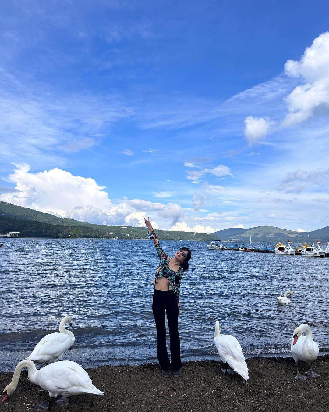 長澤メイさんのインスタグラム写真 - (長澤メイInstagram)「白鳥🦢をこんなに近くで 見たの初めてすぎて ちょーーかわいかった🫨🫶💕  山中湖の空が広すぎて ワックワクした🦢✨✨✨  楽しかった〜ああ🫨✨✨✨ 山中湖好きぽい！ 雲が☁️おもしろいくらい おっきかったなあぁ🥹  幸🫶✨ #山中湖 #白鳥」8月28日 9時04分 - xxmeixx1208