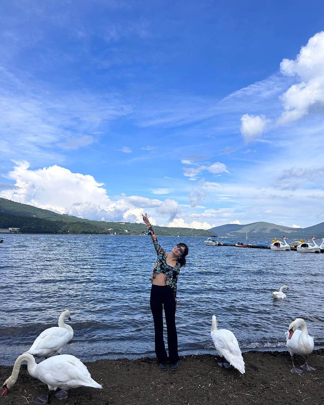 長澤メイのインスタグラム：「白鳥🦢をこんなに近くで 見たの初めてすぎて ちょーーかわいかった🫨🫶💕  山中湖の空が広すぎて ワックワクした🦢✨✨✨  楽しかった〜ああ🫨✨✨✨ 山中湖好きぽい！ 雲が☁️おもしろいくらい おっきかったなあぁ🥹  幸🫶✨ #山中湖 #白鳥」