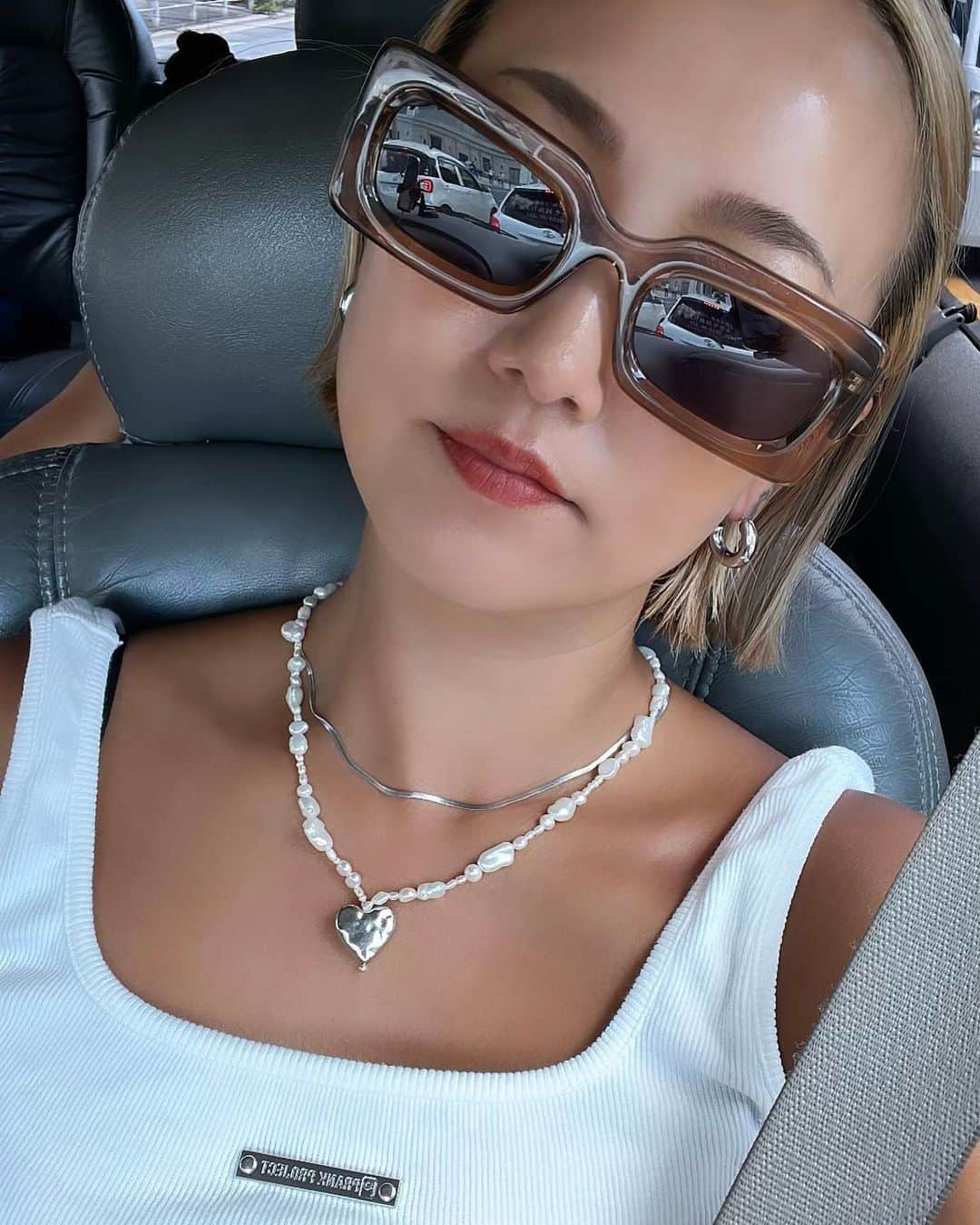 亜弥のインスタグラム：「🤍 pierce @tres__collection  necklace @cene_316l @beyond_offi  sunglasses @inari_eyedentity   #fashion #accessory」