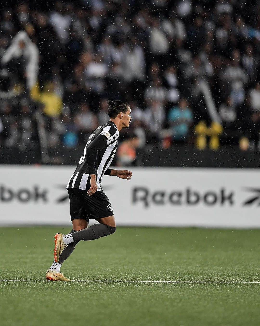 ダニーロ・バルボサのインスタグラム：「Mais uma linda festa da torcida e grande exibição da equipe em campo. Vamos por mais, @botafogo! 🔥  #ObrigadomeuDeus +3⚽️」