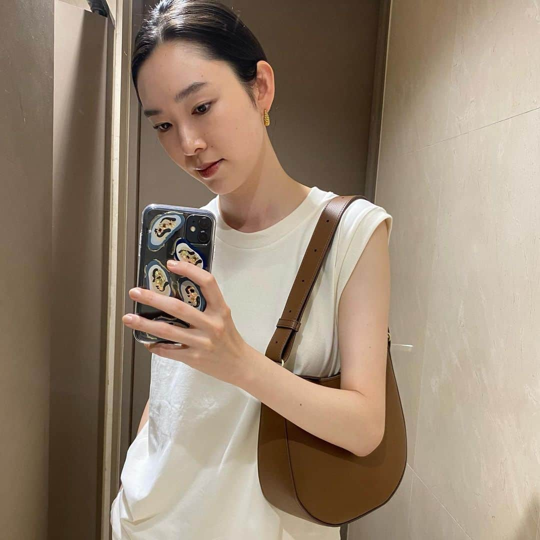 mar.ayaのインスタグラム：「ちょっと前にpostした #uniqlo購入品  本当最近ずっとこのかばん @uniqlo_jp ブラウンの鞄って持ってなかったから、迷わずこっちに。 ブラックの方も金具シルバーで間違いなく使いやすい⛓️」