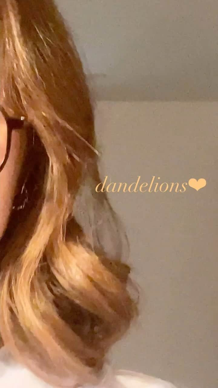 OJasのインスタグラム：「dandelions❤︎ 和訳  私は空を舞うタンポポの綿毛の中で 町並みを見下ろしながら願ってるの あなたの愛がいつか 私のものになることを あなたの瞳に 私がずっと写ってることを あなたが笑っていてくれればいいの いつもタンポポの綿毛の中で願ってる いつかあなたの愛が私のものになりますようにと 神に祈りながら タンポポの綿毛の中で いつも　どんなときも  #dandelion #dendelions #singing #cover #song #たんぽぽ」