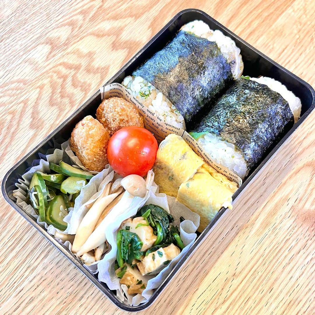 おちあやこさんのインスタグラム写真 - (おちあやこInstagram)「今日の夫弁当。  終わったー！ 夏休み〜‼️  久しぶりの1人時間に更新。  今日は肉魚のメインはなし。  鯖と胡麻と青のりのおにぎり 昆布の佃煮おにぎり  冷凍コロッケ きゅうりとワカメとしらすの酢の物 しめじのクレージーソルト焼き ほうれん草とちくわのお浸し 茗荷と青じそのだし巻き卵  です。  夏休み最後の週末は、 心友まーりんにお誘いいただき グランピングしてまいりました。  初めて琵琶湖で泳いだ娘。 同い年のお友達もできて、夜は3人で湯船に浸かったり、ベッドで女子トークしたり、学校以外でできるお友達って心の拠り所になるから、大切にね。  帰りは 『ちはやふる』に憧れる娘と 競技かるたの全国大会が開催されている近江神宮へ。  願い事もしっかりして…  近江勧学館へ。  アニメで何度も観た会場は畳の香りがふんわりする静かなところ。  益々かるたへの夢が募る娘なのでした。 うんうん！！  でも、その前に百人一首もう少し覚えよっか…  #今日の夫弁当 #今日のお弁当 #お弁当 #弁当記録 #夏休みが終わった#久しぶりの1人時間#ちはやふる#近江神宮#近江勧学館#競技かるた#娘は#百人一首クラブ　に入ってますが#まだ6首しか覚えてないらしい」8月28日 9時17分 - ayako_ochi_fukuoka