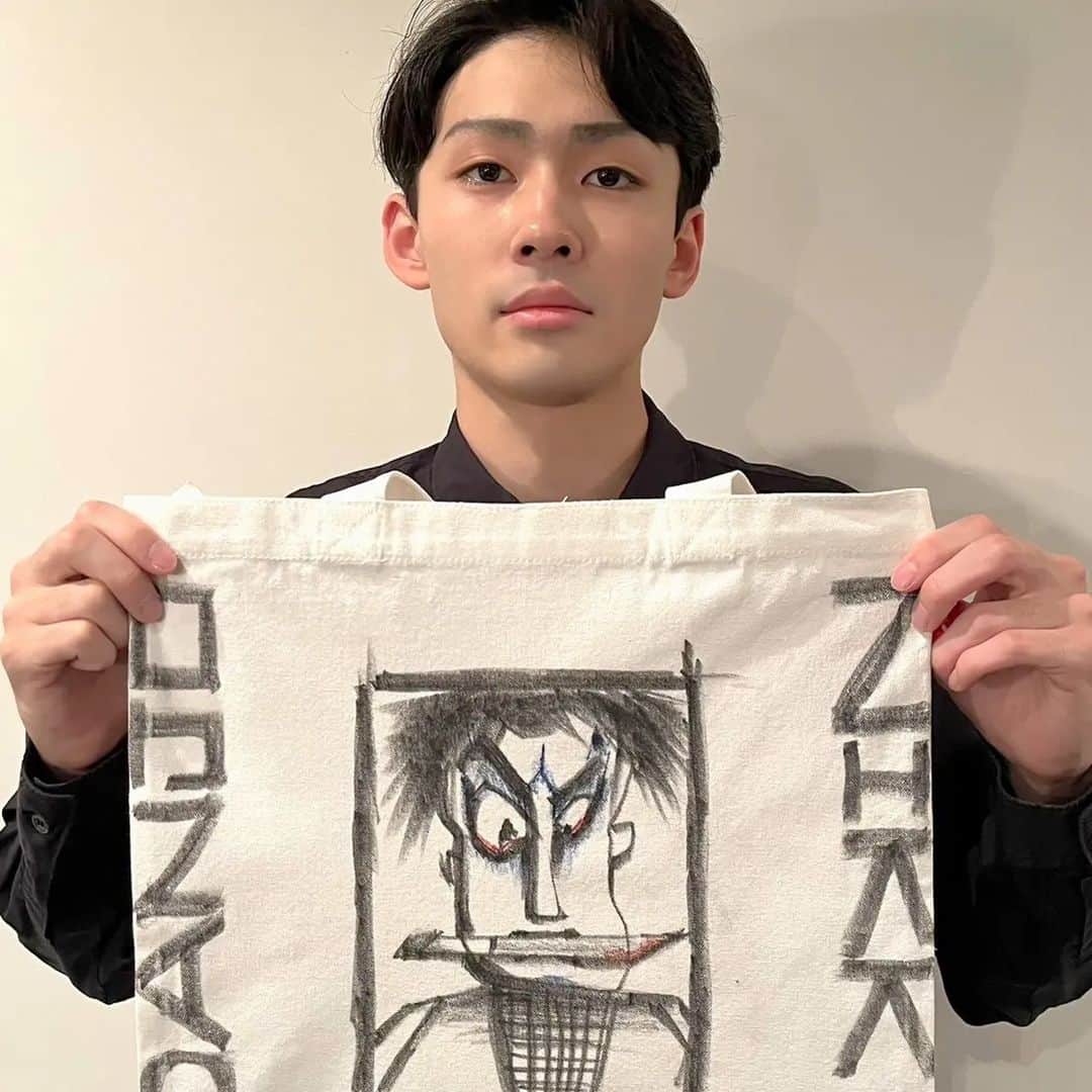 市川染五郎のインスタグラム：「第17回 ROOTOTEチャリティーイベントに今年も参加しました。 期間：2023年8月23日（水）～9月5日（火） 会場：モンキーギャラリー（代官山） 8月30日（水）から「ヤフオク！」にて作品のチャリティーオークションが実施されます。 売上金は、経済的に困難な状況にある家庭の子どもたちなどへの支援に役立てられます。  #市川染五郎 #SomegoroIchikawa #RTチャリティー #ROOTOTE #トートバッグ #チャリティー」