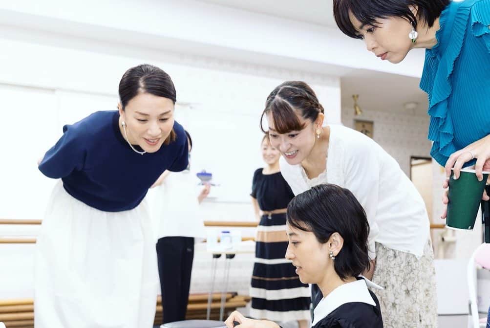 倉田亜味さんのインスタグラム写真 - (倉田亜味Instagram)「先日....私の宝塚入学を語るのに、なくてはならない存在、宝塚受験スクールのスタジオTOP HATが門を閉じました。 感謝のパーティが開かれ行って参りました。 18歳の私はここの門をくぐるまで自分の魅力などに目を向けてアピールすることを知らなかった。 ひとつのことに真っ直ぐ向かう素晴らしさを教えてくださった。右も左ももわからない幼き私に礼儀から何から全て教えて下さった。 芸名を決めてお伝えしに行って千社札を貼らせてもらった思い出やレッスンの懐かしさで溢れてて... 母校がなくなるのは寂しいですが、感謝の気持ちは続きます。 今まで本当にありがとうございました。 そして桃子先生お疲れ様でした(^^)  お会いしたら素敵な先生のままで嬉しかったです。 いつまでも凛とされてて憧れです。  #スタジオTOPHAT #桃子先生 #宝塚 #ありがとうございました　  懐かしいお顔やはじめましてにも沢山会えて嬉しかった(^^)」8月28日 9時21分 - kurata_amigram
