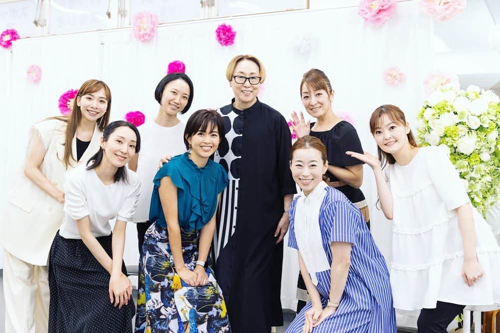 倉田亜味さんのインスタグラム写真 - (倉田亜味Instagram)「先日....私の宝塚入学を語るのに、なくてはならない存在、宝塚受験スクールのスタジオTOP HATが門を閉じました。 感謝のパーティが開かれ行って参りました。 18歳の私はここの門をくぐるまで自分の魅力などに目を向けてアピールすることを知らなかった。 ひとつのことに真っ直ぐ向かう素晴らしさを教えてくださった。右も左ももわからない幼き私に礼儀から何から全て教えて下さった。 芸名を決めてお伝えしに行って千社札を貼らせてもらった思い出やレッスンの懐かしさで溢れてて... 母校がなくなるのは寂しいですが、感謝の気持ちは続きます。 今まで本当にありがとうございました。 そして桃子先生お疲れ様でした(^^)  お会いしたら素敵な先生のままで嬉しかったです。 いつまでも凛とされてて憧れです。  #スタジオTOPHAT #桃子先生 #宝塚 #ありがとうございました　  懐かしいお顔やはじめましてにも沢山会えて嬉しかった(^^)」8月28日 9時21分 - kurata_amigram