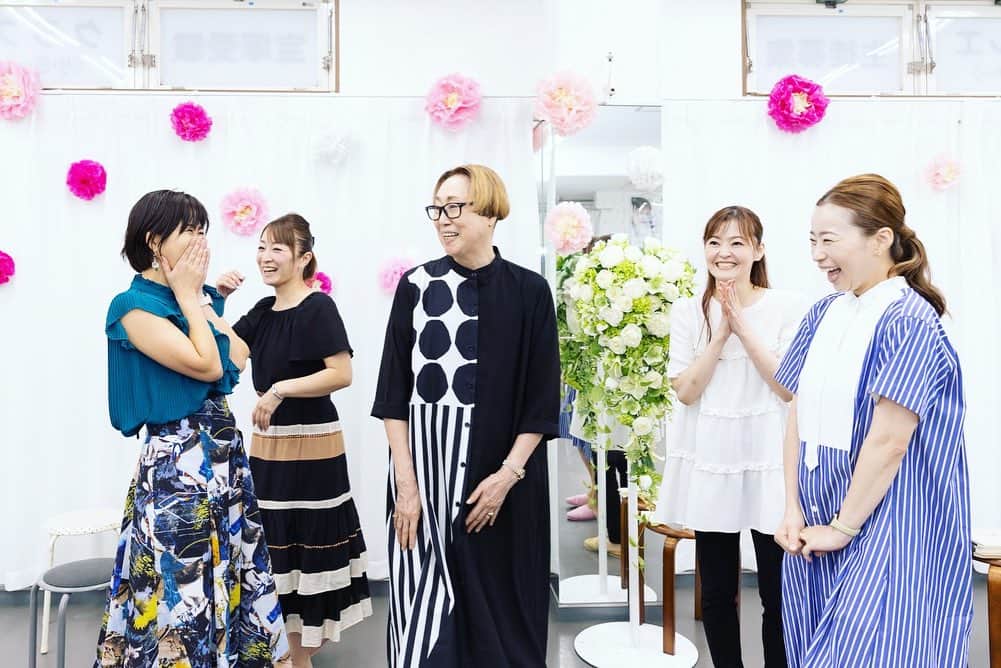 倉田亜味さんのインスタグラム写真 - (倉田亜味Instagram)「先日....私の宝塚入学を語るのに、なくてはならない存在、宝塚受験スクールのスタジオTOP HATが門を閉じました。 感謝のパーティが開かれ行って参りました。 18歳の私はここの門をくぐるまで自分の魅力などに目を向けてアピールすることを知らなかった。 ひとつのことに真っ直ぐ向かう素晴らしさを教えてくださった。右も左ももわからない幼き私に礼儀から何から全て教えて下さった。 芸名を決めてお伝えしに行って千社札を貼らせてもらった思い出やレッスンの懐かしさで溢れてて... 母校がなくなるのは寂しいですが、感謝の気持ちは続きます。 今まで本当にありがとうございました。 そして桃子先生お疲れ様でした(^^)  お会いしたら素敵な先生のままで嬉しかったです。 いつまでも凛とされてて憧れです。  #スタジオTOPHAT #桃子先生 #宝塚 #ありがとうございました　  懐かしいお顔やはじめましてにも沢山会えて嬉しかった(^^)」8月28日 9時21分 - kurata_amigram