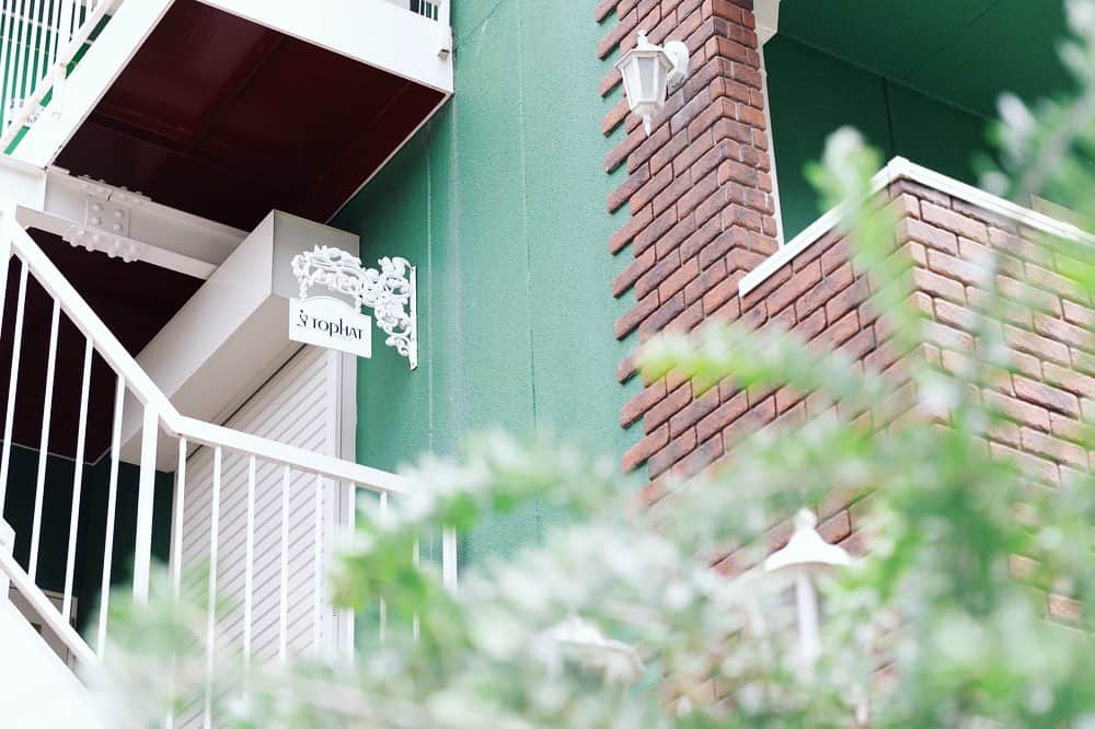 倉田亜味のインスタグラム：「先日....私の宝塚入学を語るのに、なくてはならない存在、宝塚受験スクールのスタジオTOP HATが門を閉じました。 感謝のパーティが開かれ行って参りました。 18歳の私はここの門をくぐるまで自分の魅力などに目を向けてアピールすることを知らなかった。 ひとつのことに真っ直ぐ向かう素晴らしさを教えてくださった。右も左ももわからない幼き私に礼儀から何から全て教えて下さった。 芸名を決めてお伝えしに行って千社札を貼らせてもらった思い出やレッスンの懐かしさで溢れてて... 母校がなくなるのは寂しいですが、感謝の気持ちは続きます。 今まで本当にありがとうございました。 そして桃子先生お疲れ様でした(^^)  お会いしたら素敵な先生のままで嬉しかったです。 いつまでも凛とされてて憧れです。  #スタジオTOPHAT #桃子先生 #宝塚 #ありがとうございました　  懐かしいお顔やはじめましてにも沢山会えて嬉しかった(^^)」