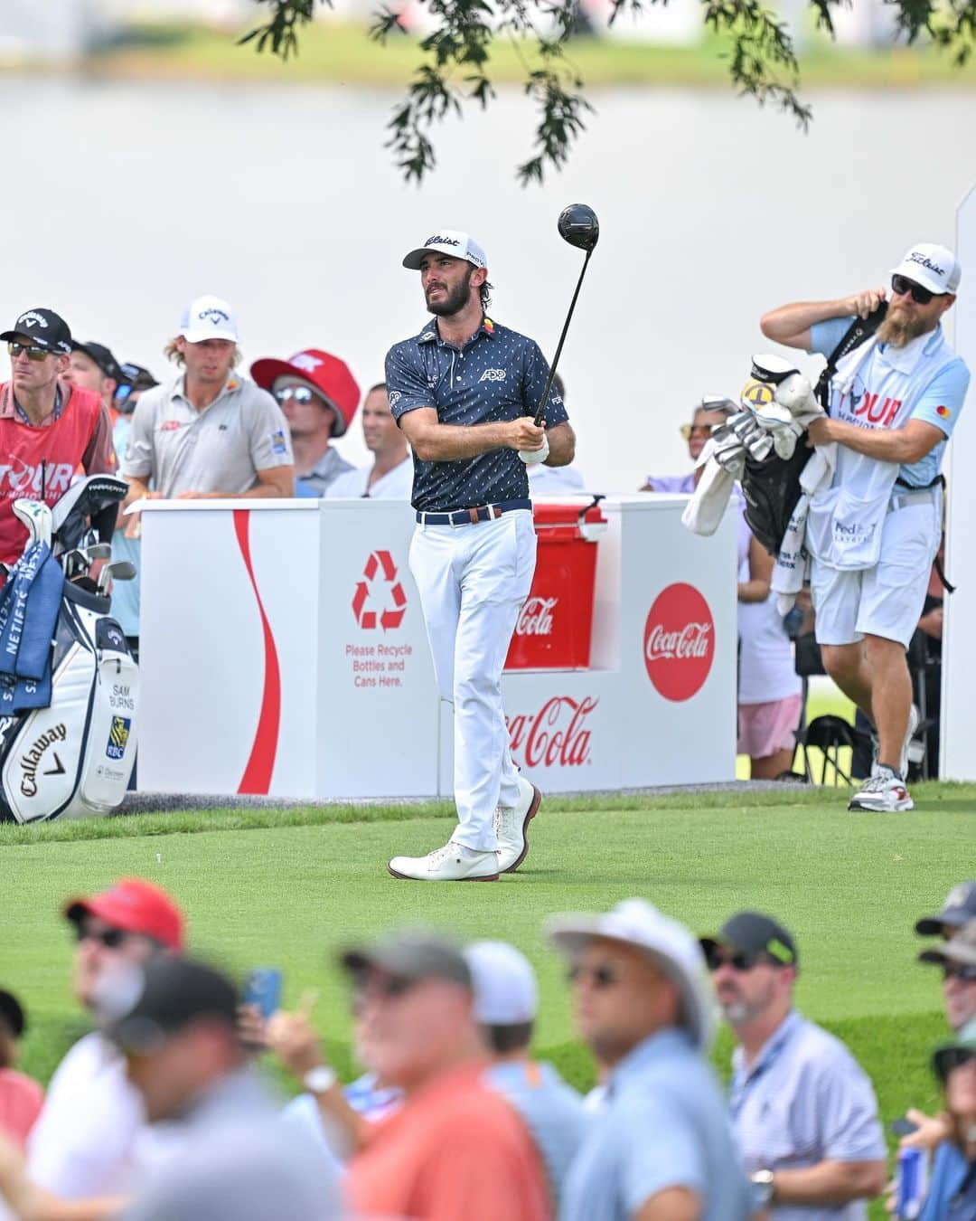 マックス・ホーマのインスタグラム：「This season is a wrap! Thankful for all of ur support and positive messages. U all make this life so much fun. Looking forward to improving for next year, but mostly excited about the progress and the opportunity to rep the red white and blue at the Ryder Cup in a few weeks! Special thanks to my team for all their hard work. This isn’t an individual effort! #joe #pvo #golf  @lacehoma @blackburngolf @edwardmbolt @kolbywayne @philkenyonputting」