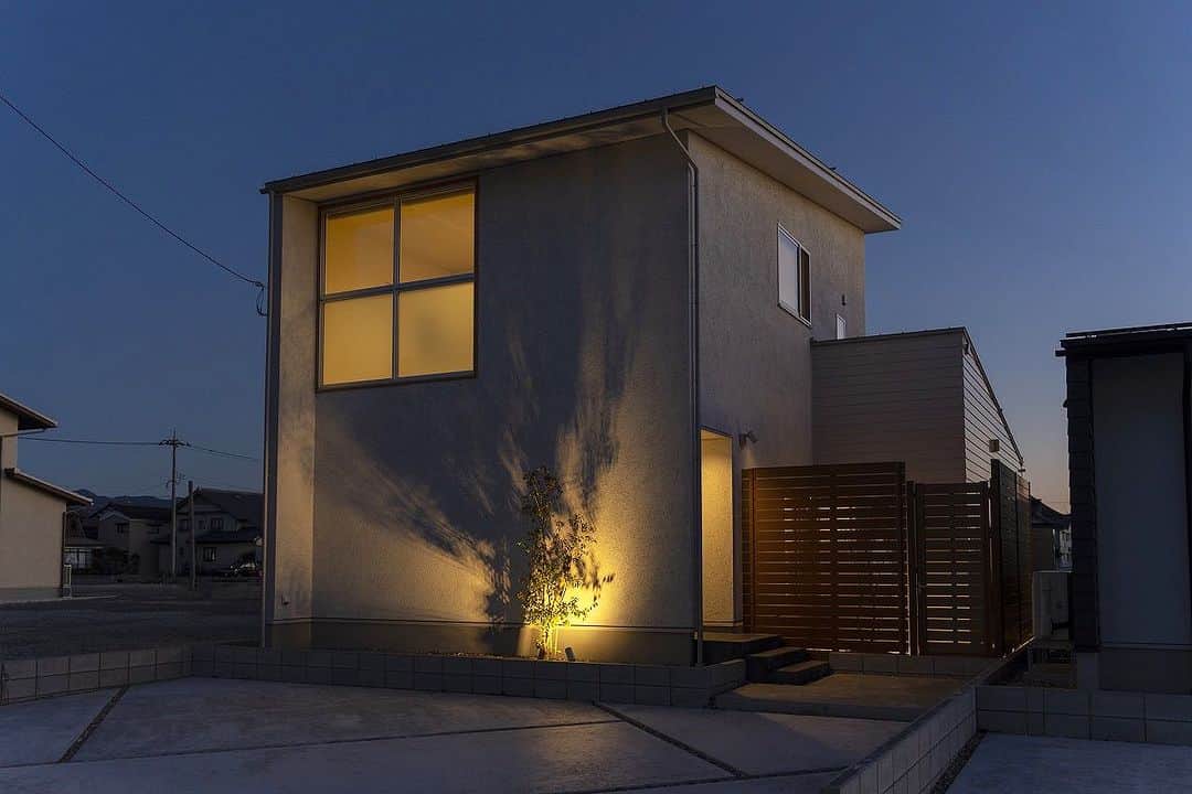 エーシン 福井 工務店 新築 注文住宅のインスタグラム：「シンボルツリーの影が美しく浮か上がる 幻想的な夜の外観  窓から漏れる灯りから 暮らしの温かさが伝わってきます  こんな素敵な家なら 早く家に帰りたくなりますね  ------------------------------------------ その他の実例はこちら☞( @eshin_fukui ) ------------------------------------------  #福井 #福井工務店 #エーシンホーム #エーシン #永森建設 #土地探し #マイホーム #新築 #注文住宅 #福井家づくり #福井県 #福井市 #鯖江市 #越前市 #大野市 #勝山市 #敦賀市 #あわら市 #坂井市 #外観 #夜の外観 #シンプルモダン #シンボルツリー #照明」