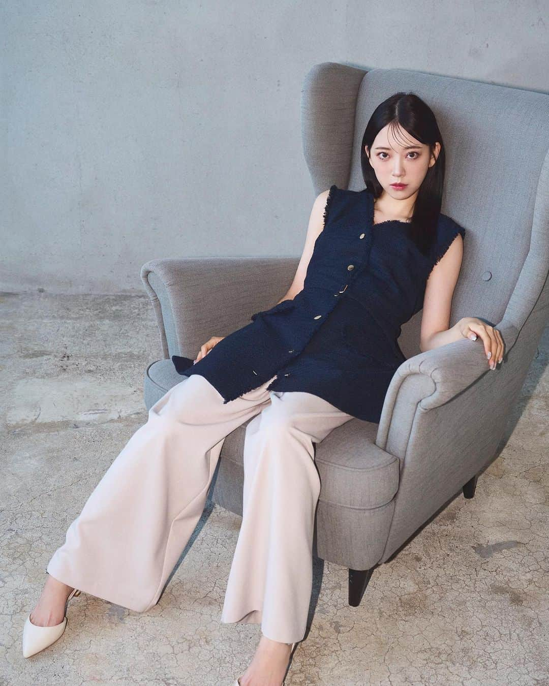 JILL by JILLSTUARTさんのインスタグラム写真 - (JILL by JILLSTUARTInstagram)「2023 Autumn Catalog Update Your Femininity Vol.1 ￣￣￣￣￣￣￣￣￣￣￣￣￣￣￣￣￣￣￣￣￣￣￣  ▪️ ツイードセットアップベスト 商品番号 1253240031 ¥ 16,280（税込）  ▪️ 【9月中旬-9月下旬入荷予定】 2Wayサスツキパンツ 商品番号 1253230003 ¥ 16,610（税込）  . .  堀未央奈が魅せる、最旬フェミニンスタイル 2023年秋のJILL by JILL STUARTが贈るのは、 今年らしくアップデートしたフェミニンスタイル。 これまでの甘く華やかなアイテムに加え、 カラーやデザインのリンクを楽しむシミラールックや、 トレンドのY2Kやマニッシュな要素を織り交ぜた この秋ならではのスタイリングを提案します。 多彩な女性らしさを表現することで、 あなただけのフェミニンスタイルを楽しんで。  ￣￣￣￣￣￣￣￣￣￣￣￣￣￣￣￣￣￣￣￣￣￣￣ #ジルバイジルスチュアート #jillbyjillstuart #jillby #2023aw #JILL_23aw #堀未央奈」8月28日 9時26分 - jillbyjillstuart_official