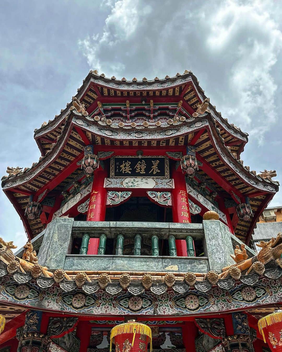 篠田麻里子のインスタグラム：「台湾行ったら絶対行きたかった媽祖廟⛩️ 東京にも新大久保と横浜中華街にあって愛さんに教えてもらった神様✨  台湾では特に篤く信仰されている道教の「海洋を守る女神」です  台湾着いてまず、お参り✨ 台湾に呼んでいただきありがとうございます🙏  ⚫︎關渡宮 ⚫︎龍山寺  夜市に行こうと着いたら目の前が ⚫︎松山慈祐宮  参拝も出来ました👏  #マリ活#媽祖廟」