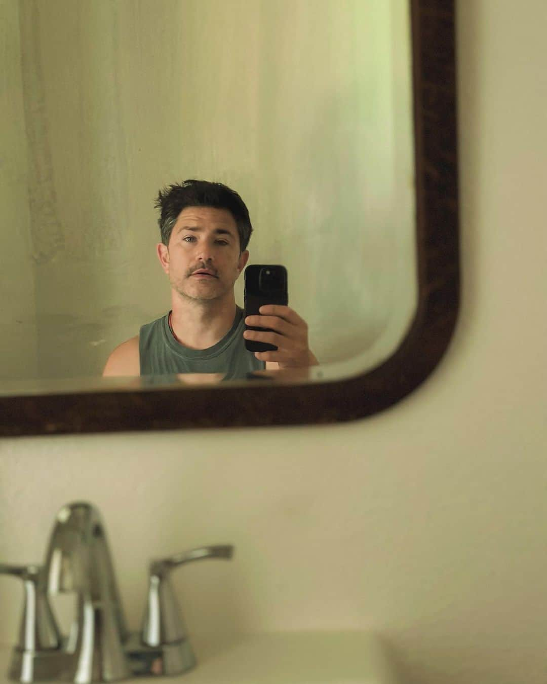 マット・ダラスのインスタグラム：「Mirror finally hung in bathroom. Now I watch myself poop.」