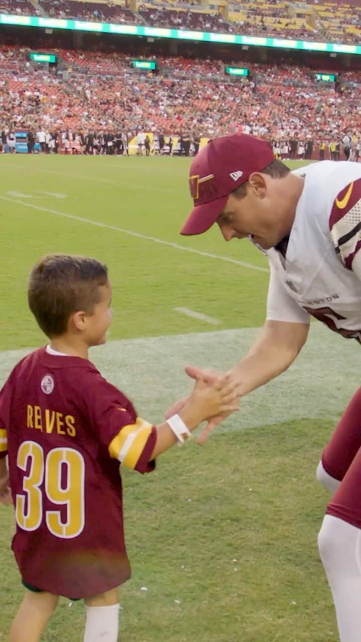 ワシントン・レッドスキンズのインスタグラム：「in his @jr1era jersey 🥹」