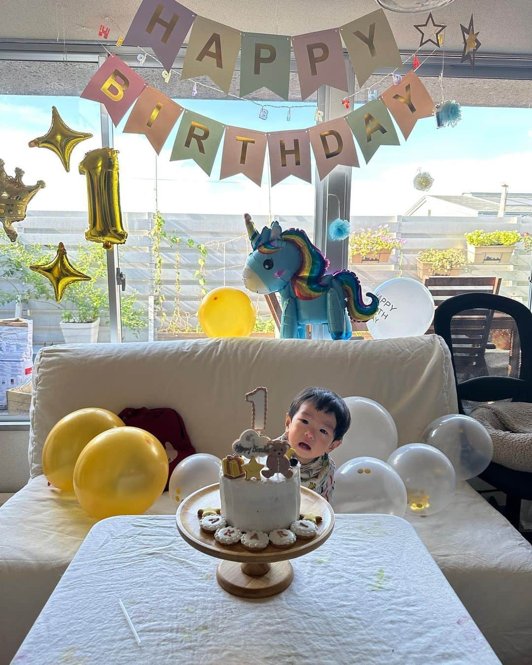 Karinさんのインスタグラム写真 - (KarinInstagram)「HAPPY BIRTHDAY  On your birthday, I just want to say thank you for being born and being a part of my life.  一升餅を背負わされ、ちょっとご機嫌斜めになってしまった息子くんw おめでとう！  ケーキは米粉のパンケーキとブルーベリー&いちごのソース（磁性鍋でチンしただけ）、ココナッツヨーグルトで砂糖なしで作ったから1歳でも食べられました♡  1年、あっという間だったー  #joyeuxanniversaire  #1歳ケーキ」8月28日 0時38分 - kaorikarin_u