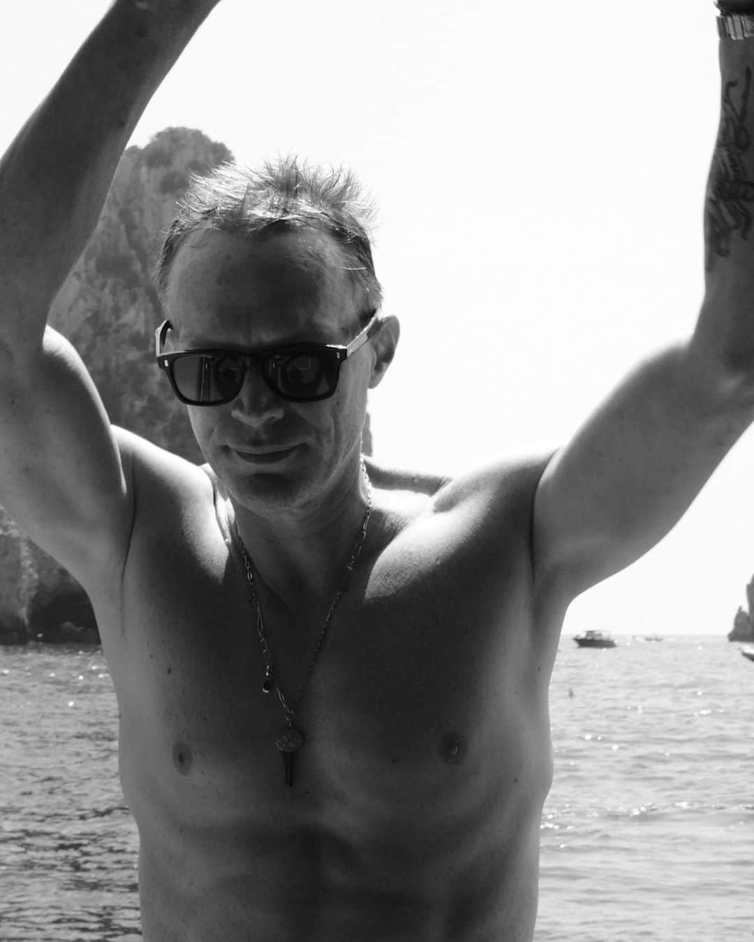 ポール・ベタニーのインスタグラム：「Summer in Italy and Spain!!! Just to clarify, I’m posting this picture only… ONLY to showcase my cousin @lucasaconnelly talent as a photographer and not… ABSOLUTELY NOT because I’m vain and he made my abs look pretty good for a man of my advanced years 😉」