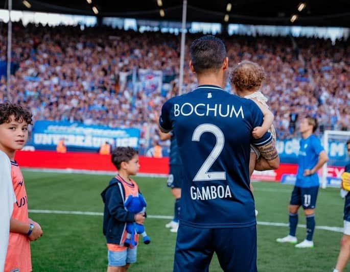 クリスチャン・ガンボアのインスタグラム：「💙🤍👏🏻#vflbochum 👦🏻👦🏻👶🏼」