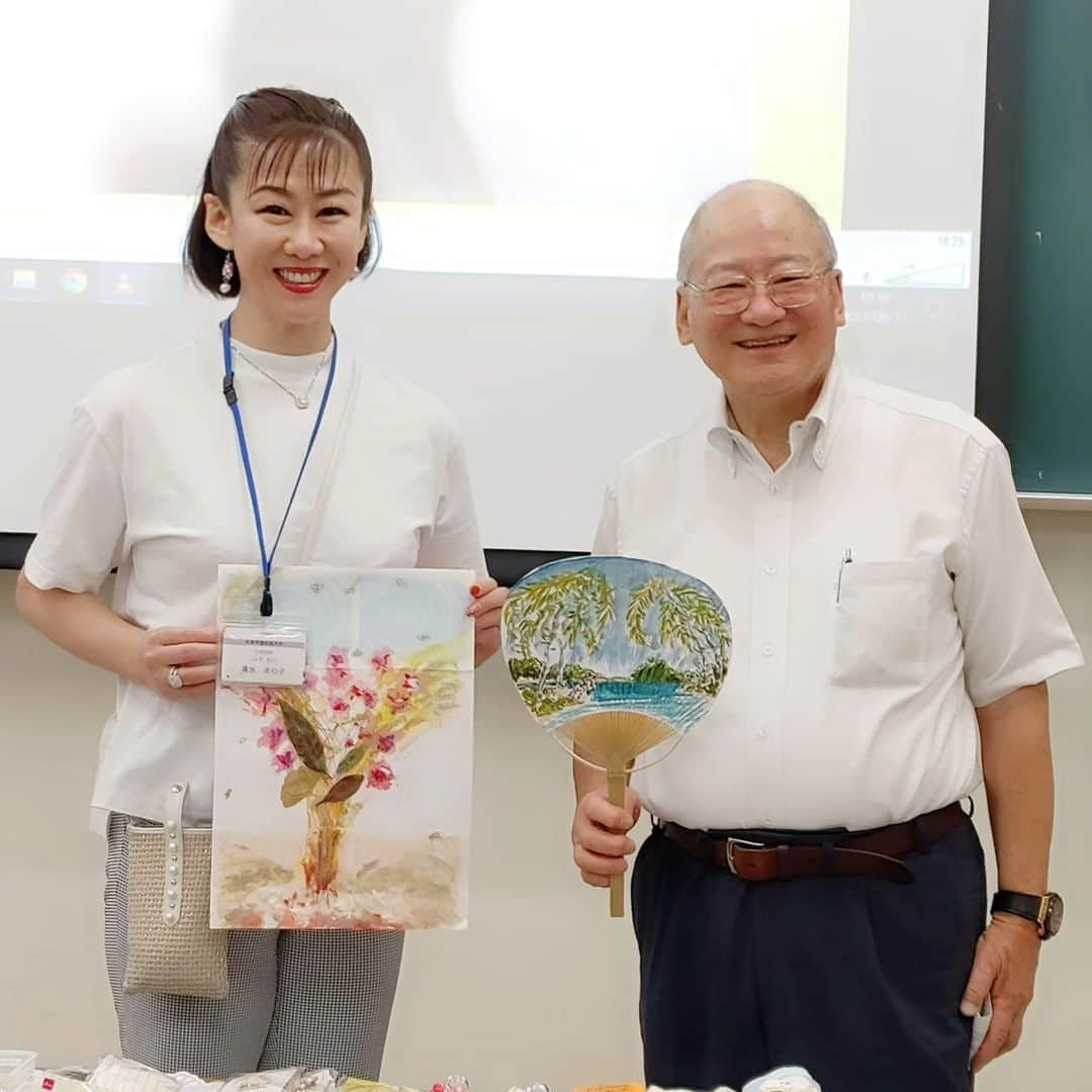 清水まり子さんのインスタグラム写真 - (清水まり子Instagram)「夏のオープンキャンパス(模擬講義)もおかげさまで無事なんとか終了。学長、学科長、教職員の皆さま、ヘルプの学部生の皆さま、そしてお運び頂きました皆々様、ありがとうございました！後期もアップデートして楽しみながら頑張ります💕よろしくお願いします🙇 #オープンキャンパス  #オープンキャンパス2023  #秋草学園短期大学  #秋草学園短期大学公開  #北野大学長  #可愛い生徒  #明るいキャンパス  #アットホームな教室 #クリス・パーカー  #書いた絵 #私が書いた絵  #立教RSSC  #おかげさまでありがとうございます  #MARIKO #感謝」8月28日 0時33分 - mariko1205shimizu