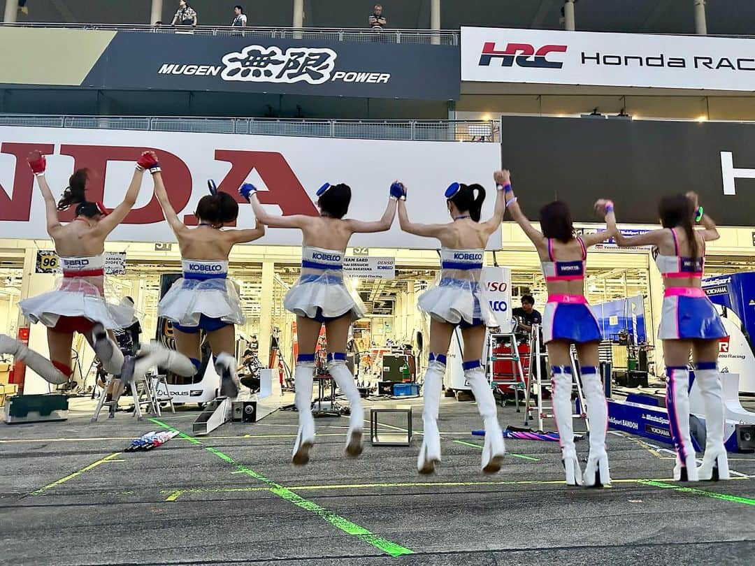 林紗久羅さんのインスタグラム写真 - (林紗久羅Instagram)「. . . . 🔸SUPER GT Rd.5 鈴鹿戦🔸 . 3位表彰台でしたが公式結果で 見事2位になりました！！🏆😭 . SARDファンミーティングの翌日に 有言実行はめちゃカッコ良すぎます❣️ . 熱い、熱い、応援をありがとうございました！！😭❤️💙 . みんなと花火も見れて最高の 夏の締めくくりができましたっ🎇 . . . #tgrteamsard #densokobelcosardgrsupra #kobelcosteelers #kobelco #denso #suzukacircuit #racequeen」8月28日 0時33分 - sa1210ku