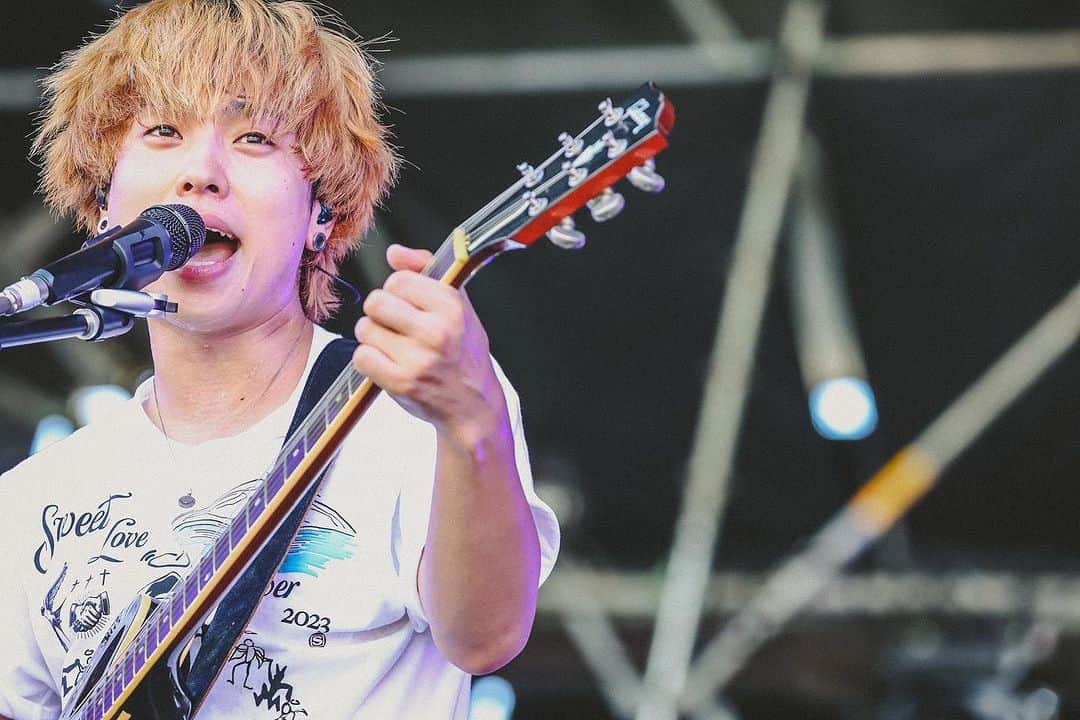 石原慎也のインスタグラム：「SWEET LOVE SHOWER 2023  2ステージでした。みんな見てくれたかい？ドキドキするような、かっこよくて優しくて、いつまでもそんなバンドでいたい。これからもよろしく。  本当にいい一日だったな。  photo by白石達也 @t_s_p_1988   #ラブシャ」