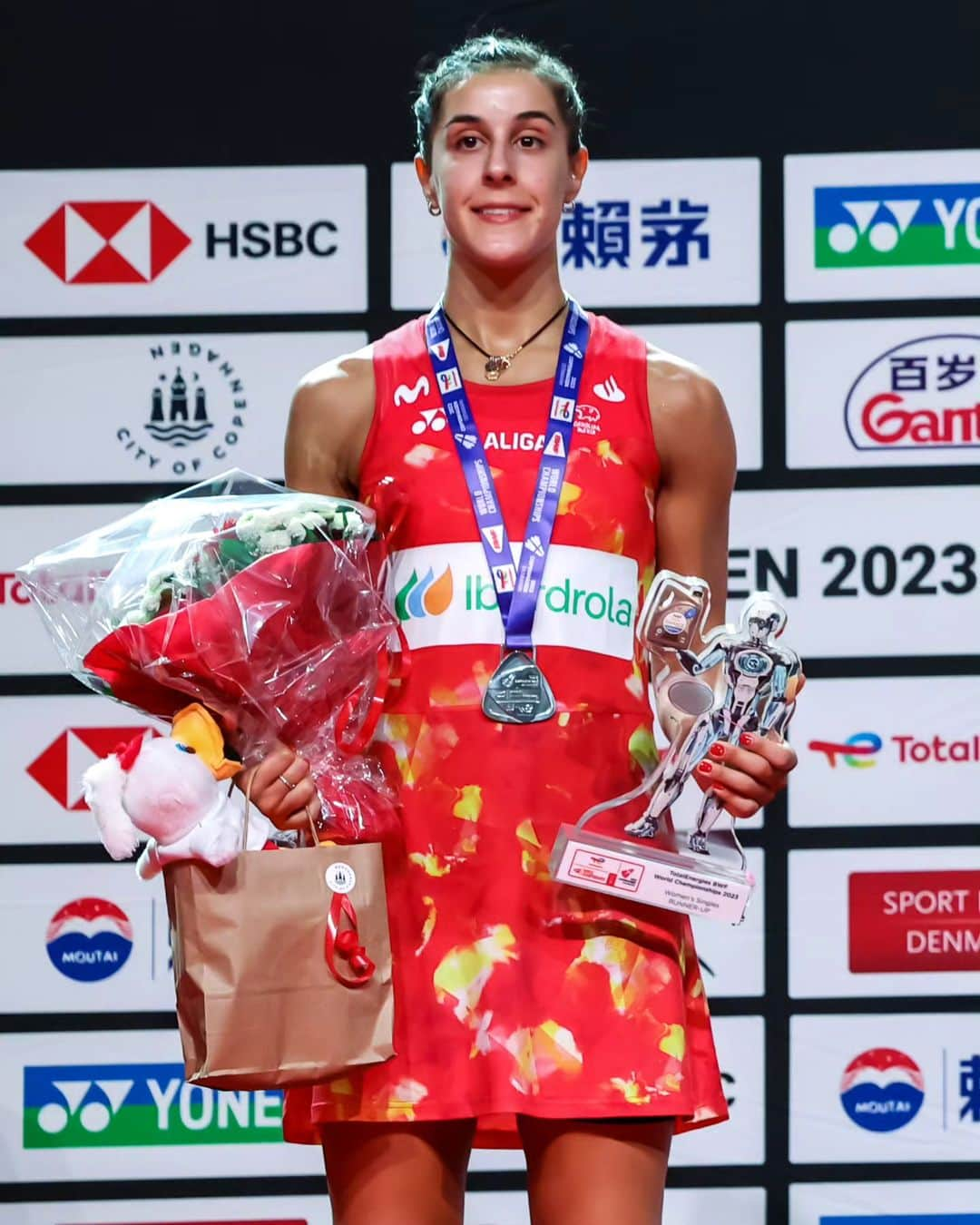 キャロリーナ・マリンのインスタグラム：「SUBCAMPEONA DEL MUNDO 🥈  Hoy no era mi día, pero no me conformo. Orgullosa de mí y de mi equipo por el trabajo que estamos haciendo. Hemos vuelto y vamos a seguir dando guerra.  Gracias a todos por el apoyo ❤️  SILVER MEDAL AT THE #BWFWorldChampionships 🥈  Today was not my day, but I am not satisfied. I'm proud Of myself and my team for the hard work we are doing. We're back and we're going to keep fighting.  Thank you all for your support ❤️  📸 @badmintonphoto   #PuedoPorquePiensoQuePuedo」