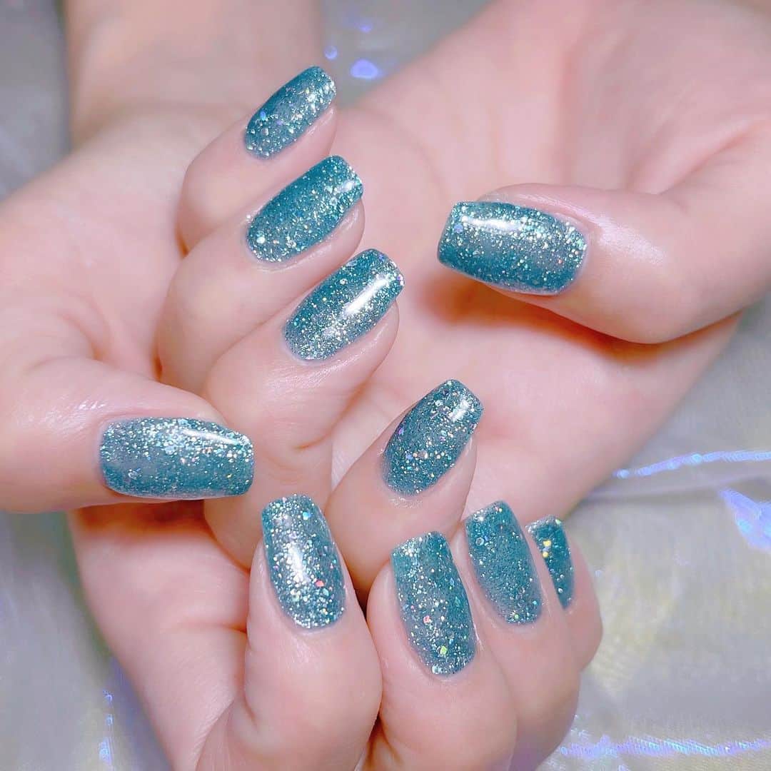 なかやまちえこのインスタグラム：「✨⠀ ⠀ @hinaofficial0313 さん⠀ グリッターのワンカラーネイル♡⠀ ⠀ #nail #nails #nailart #ネイル #美甲 #ネイルアート  #japanesenailart #manucure #japanesenails #manicurist #gelnails #أظافر #네일아트 #미용  #เพ้นท์เล็บ #artedeuñas #เพ้นท์เล็บเจล #ジェルネイルデザイン #ネイルデザイン #nagelkunst #グリッターネイル #ラメネイル #glitternails @aby_sharenail」