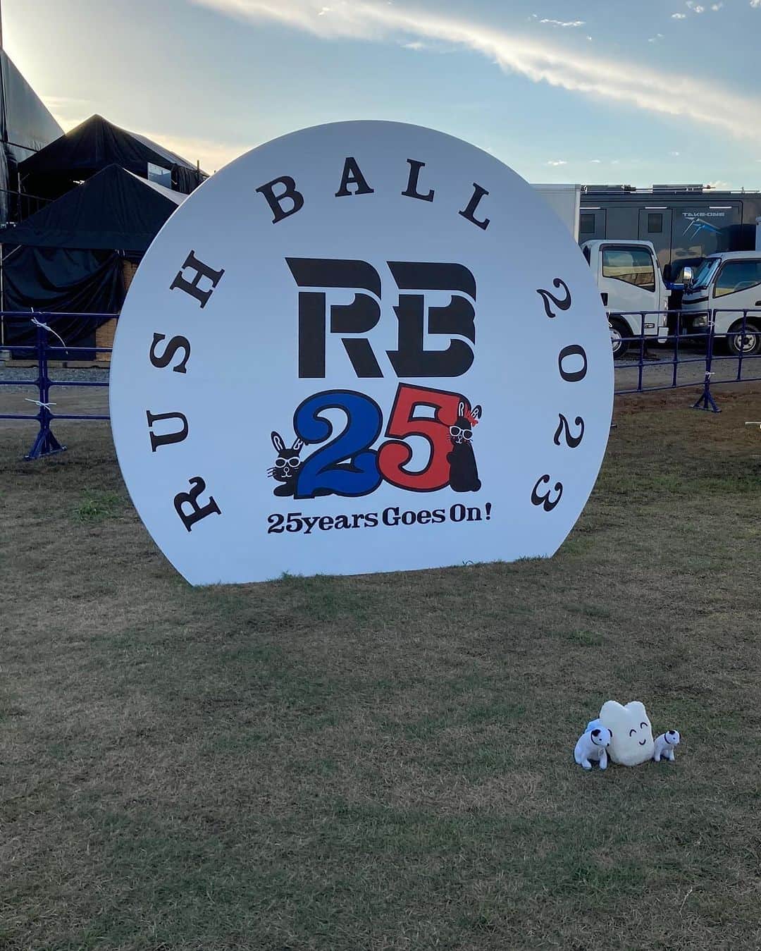 土井コマキのインスタグラム：「RUSH BALL25周年おめでとう。良い景色をたくさんありがとう。色んなこと考えながらの2日間。 ATMCステージでベテラン勢が鳴らす音が、あまりにも凄まじくて痺れました。ライブ筋肉が凄いよ。丸腰のベテランの音を浴びられるのって、めっちゃ良い経験。聞く側の耳を育ててもらえる。 #rushball2023 #ラシュボ」